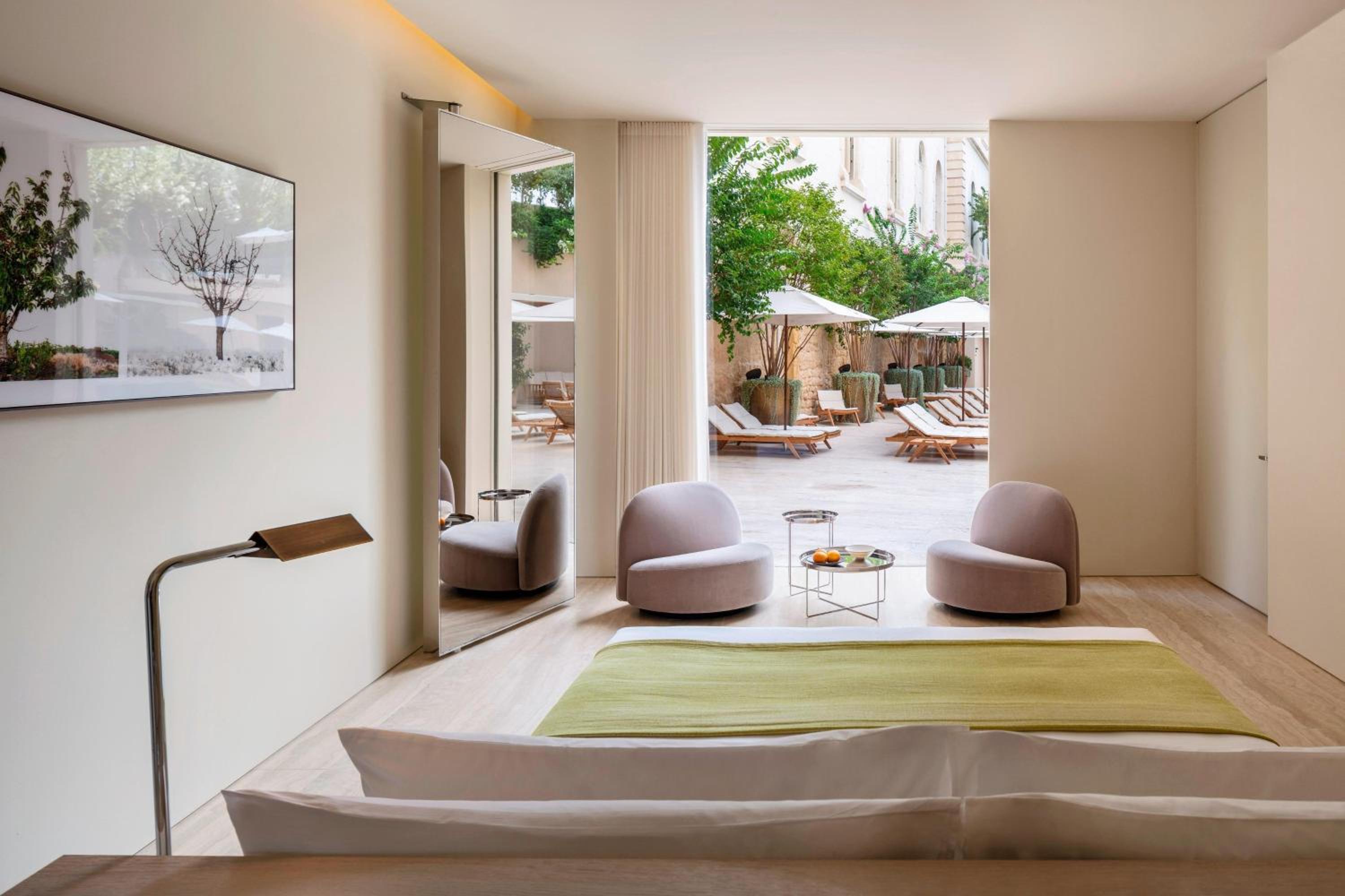 Executive Poolside, Larger Guest room, 1 King, Poolside view