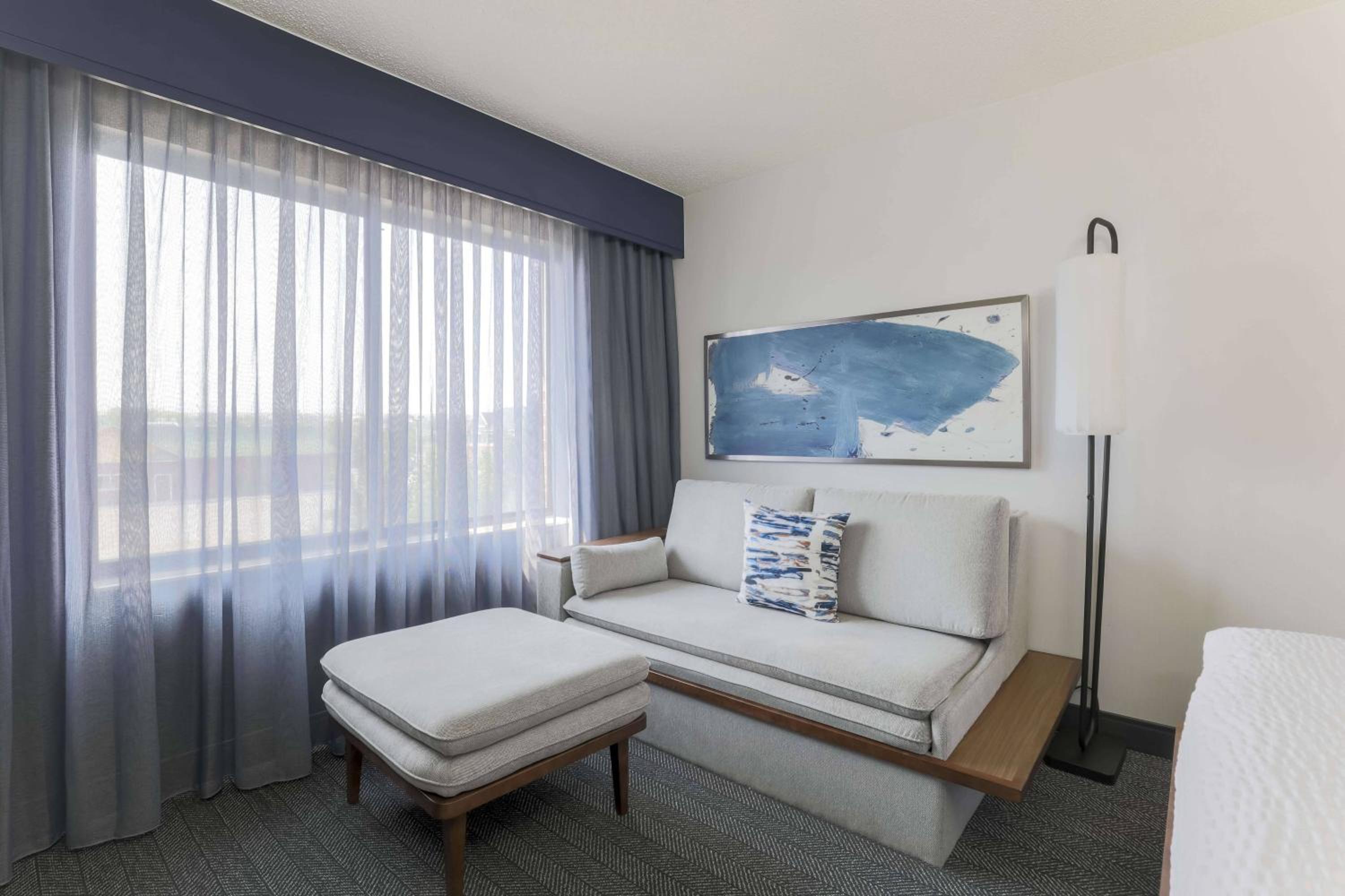 King Room with Sofa Bed - Photo 3