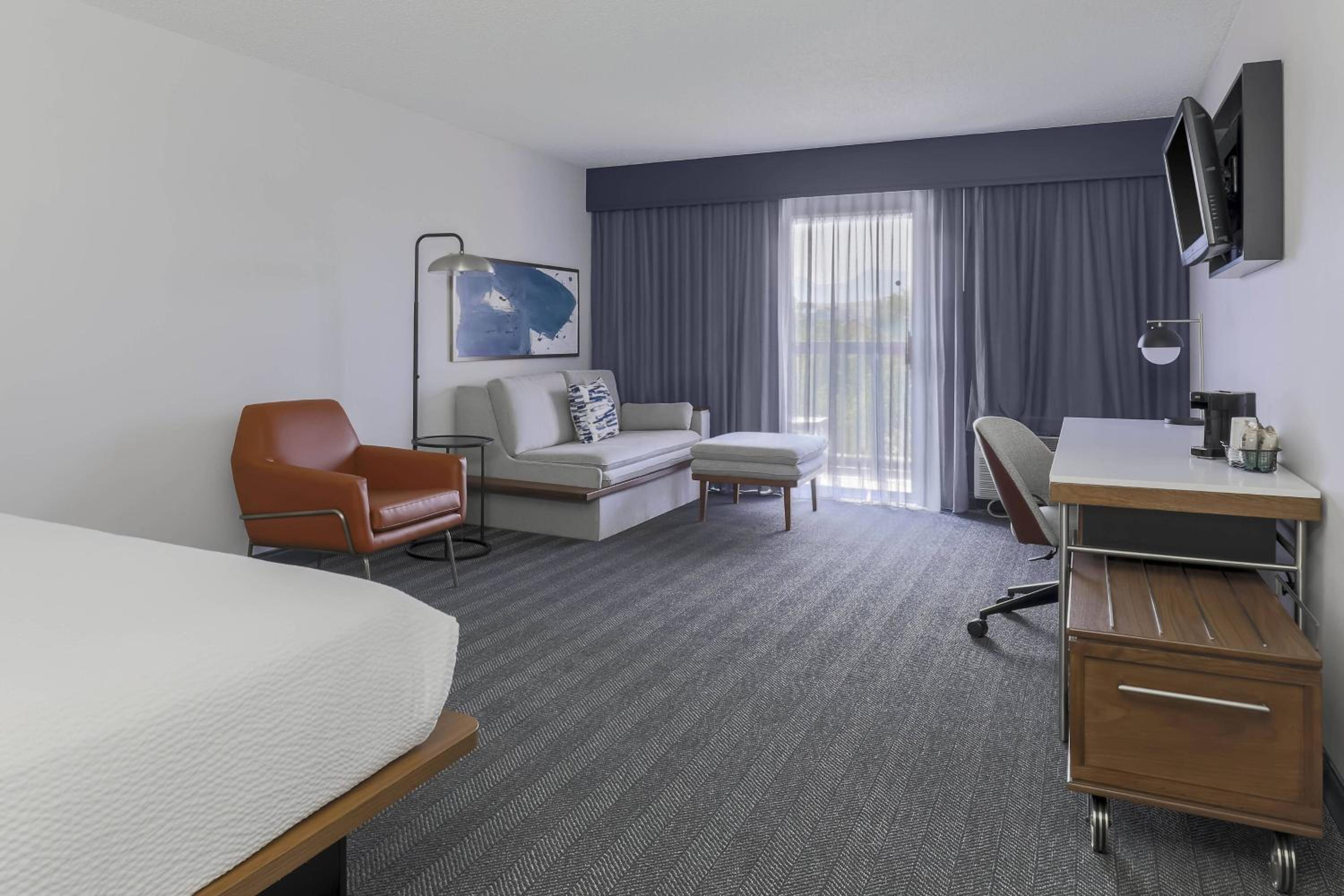 King Room with Sofa Bed - Photo 5