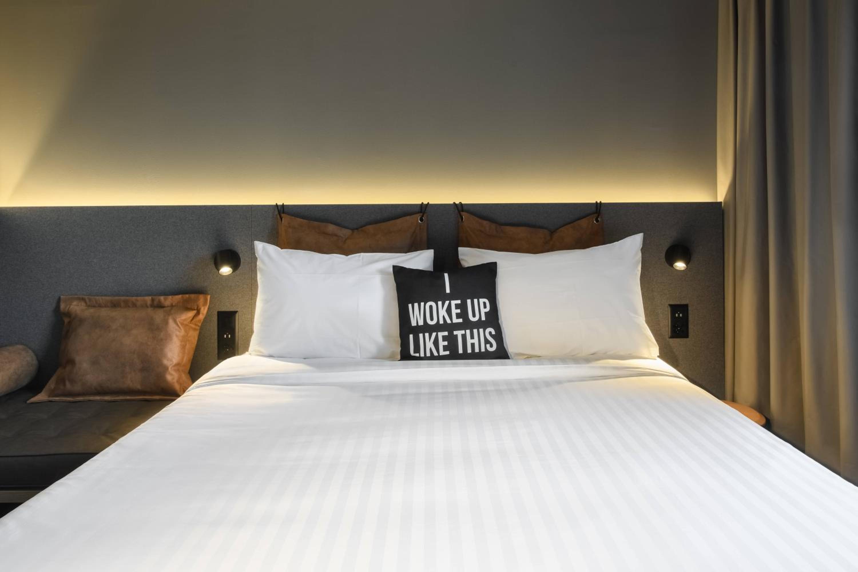 Moxy Standard Guest room with 1 Queen, Courtyard view - Photo 4
