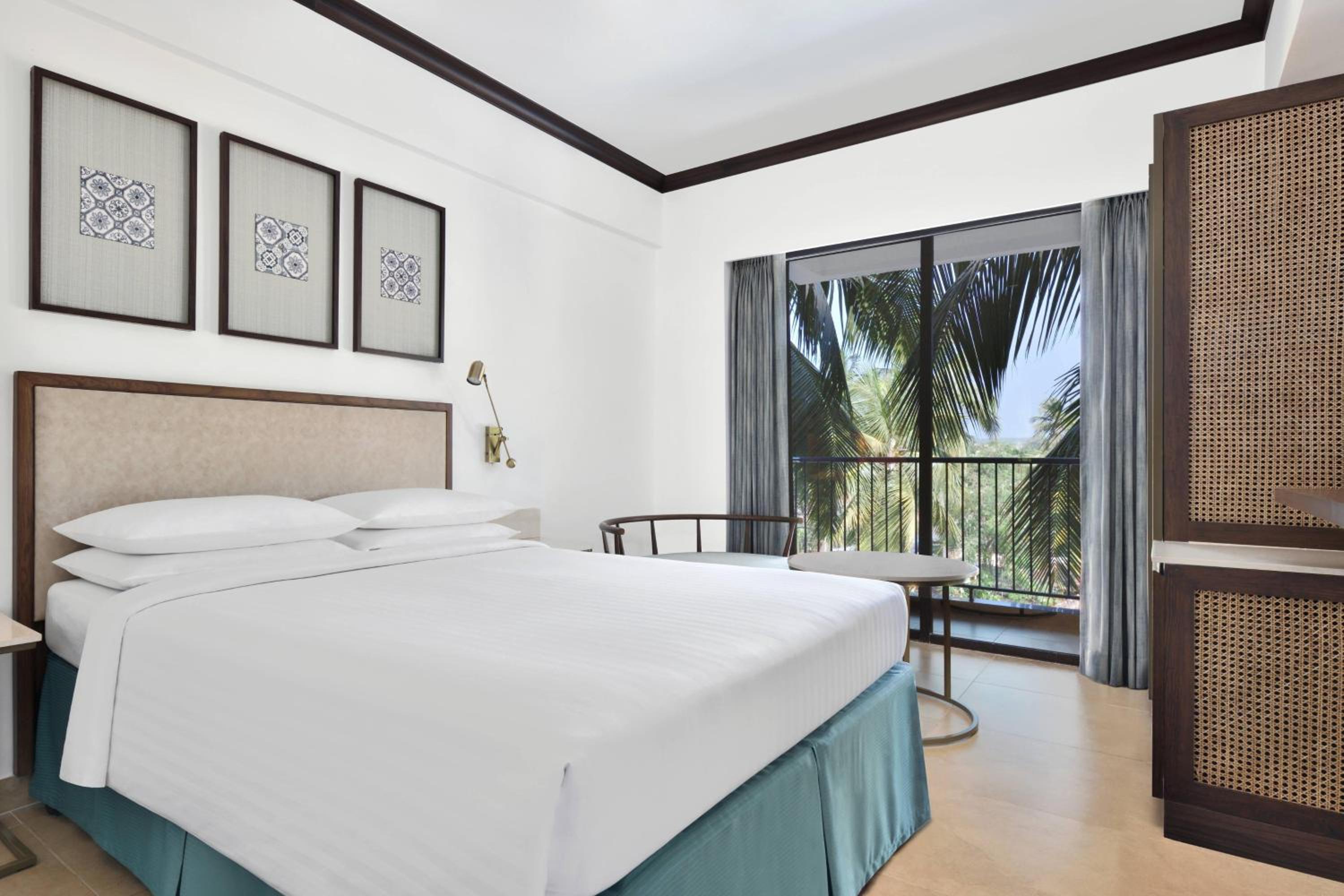 Premium Queen Room with Balcony & Pool view - 02 Complimentary Pints of Beer on Arrival photo 1
