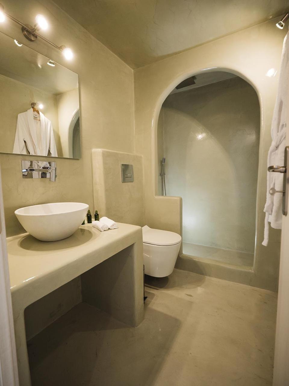 Suite with Outdoor Hot Tub - Photo 5