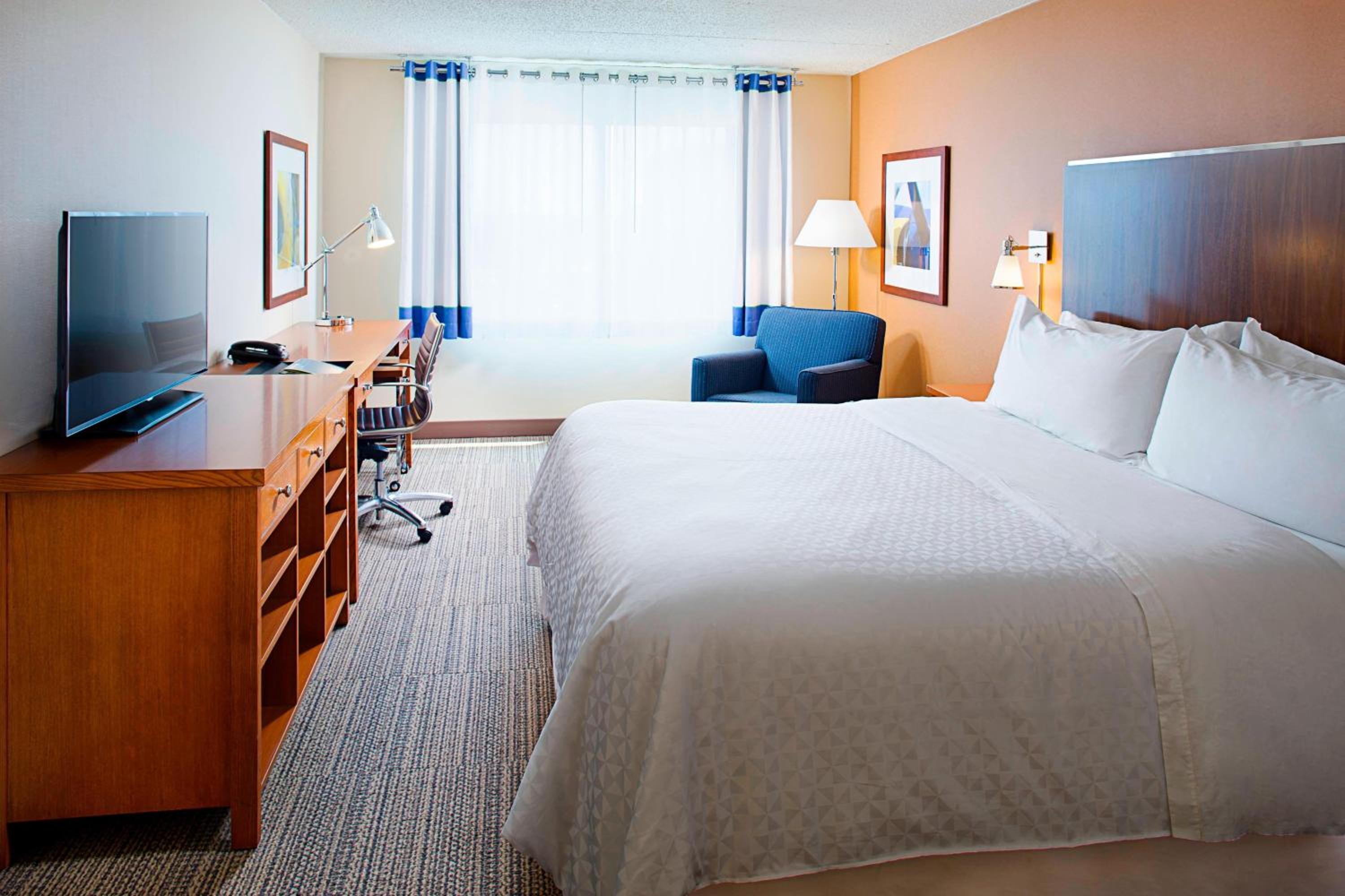 Queen Room with Pool View - Photo 1