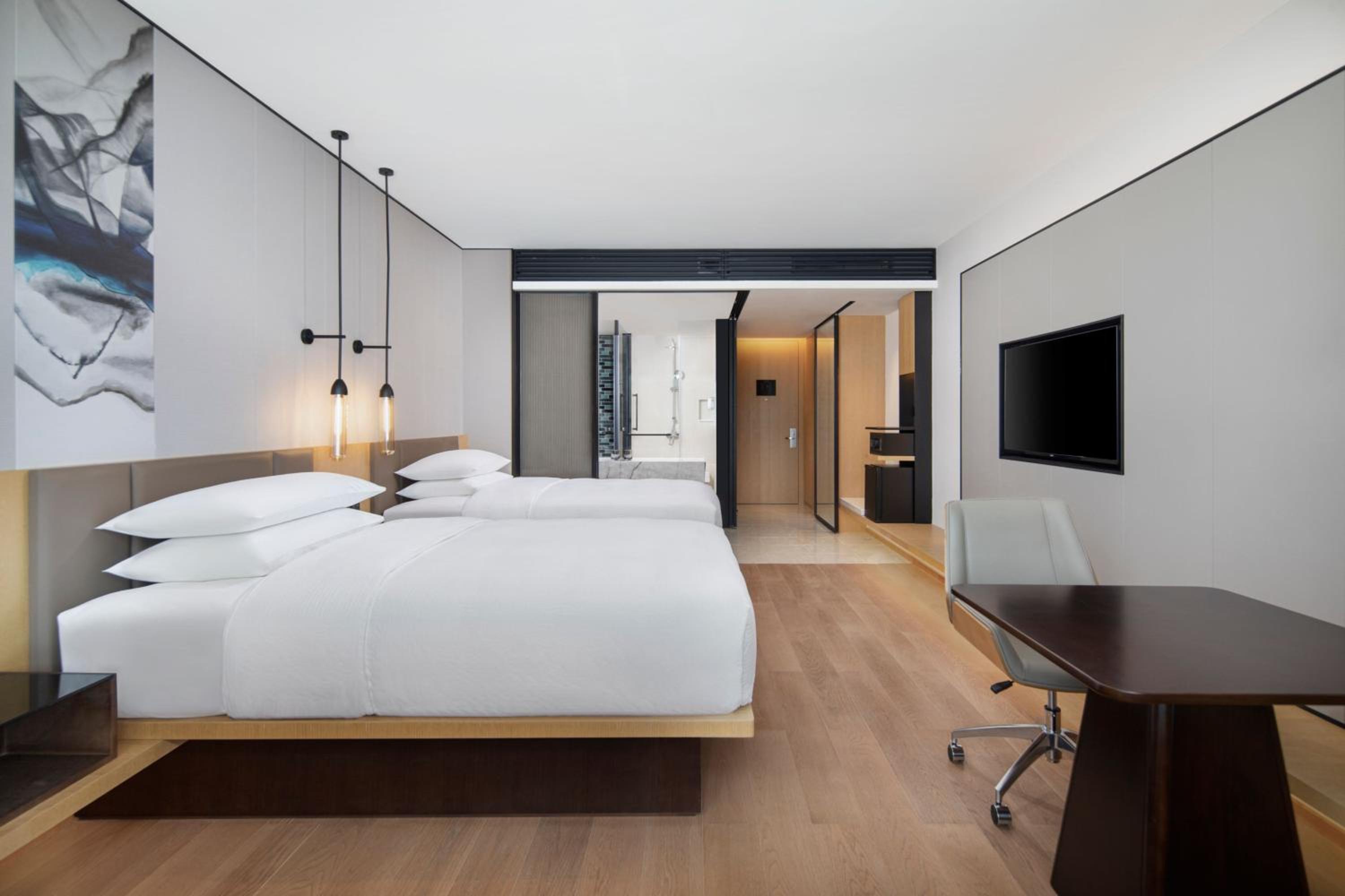 Deluxe Double Room with Two Double Beds, Balcony and City View - Photo 1