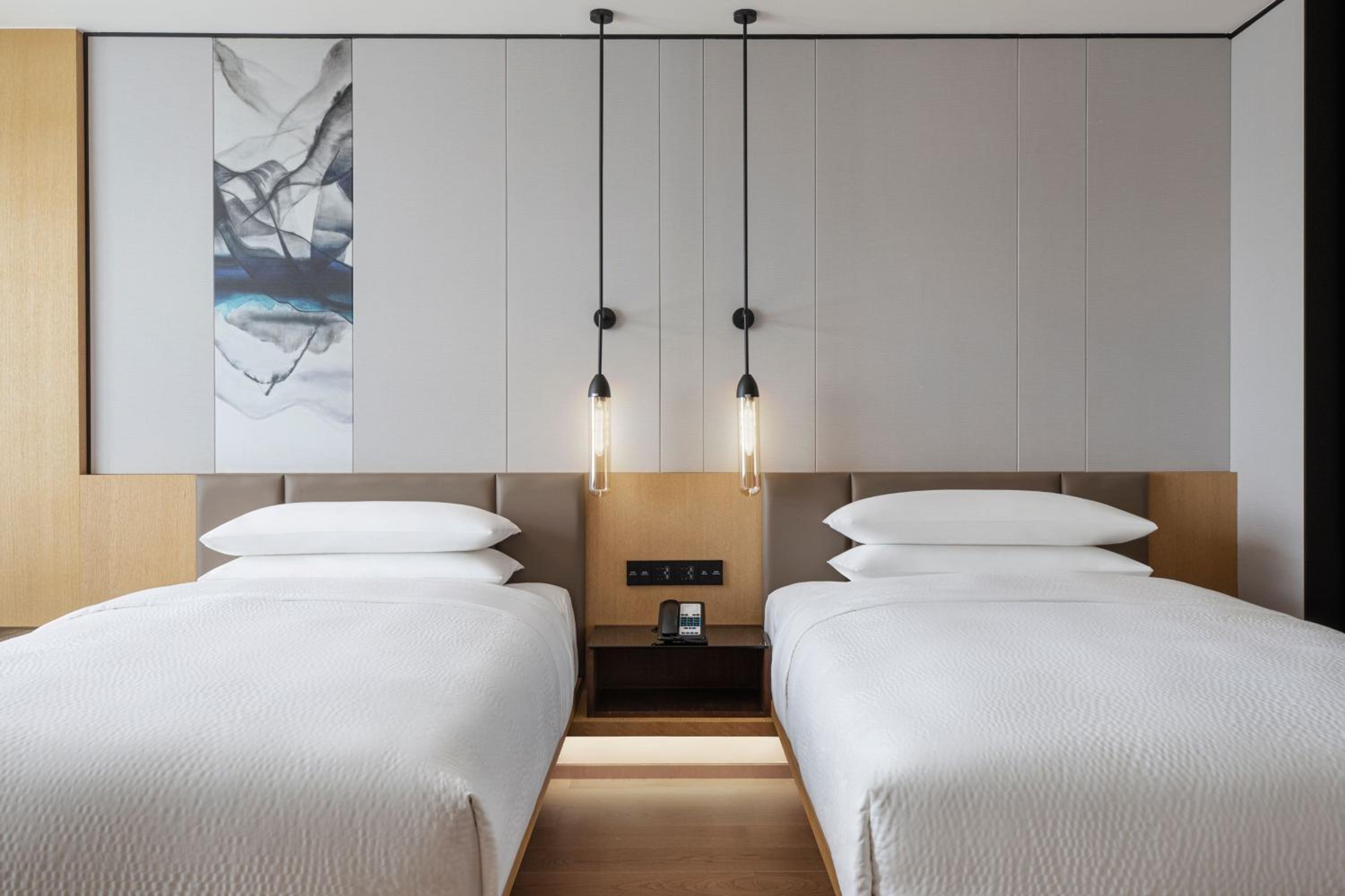 Superior Double Room with Two Double Beds and City View - Photo 1