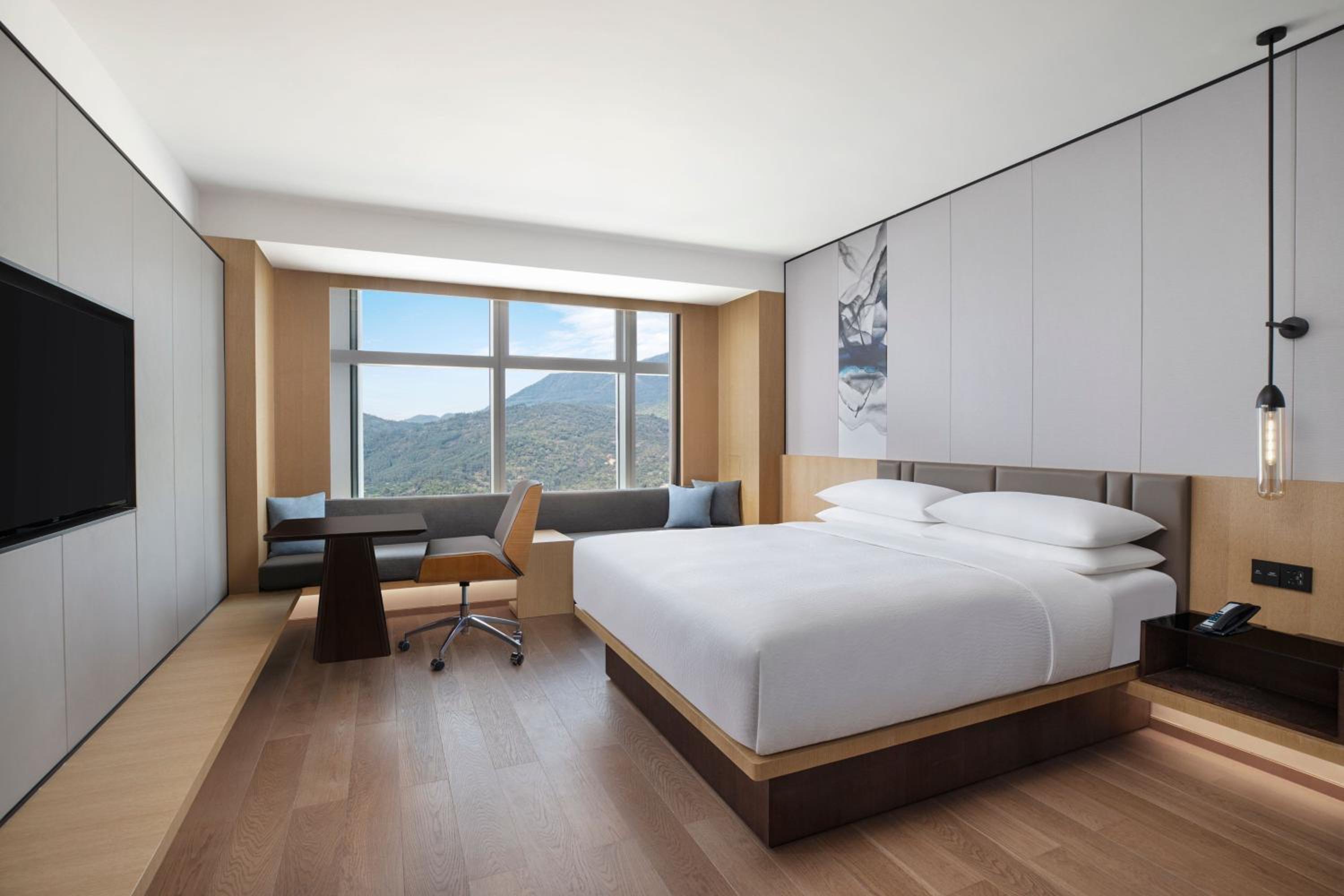 Deluxe King Room with City View and Balcony - Photo 1
