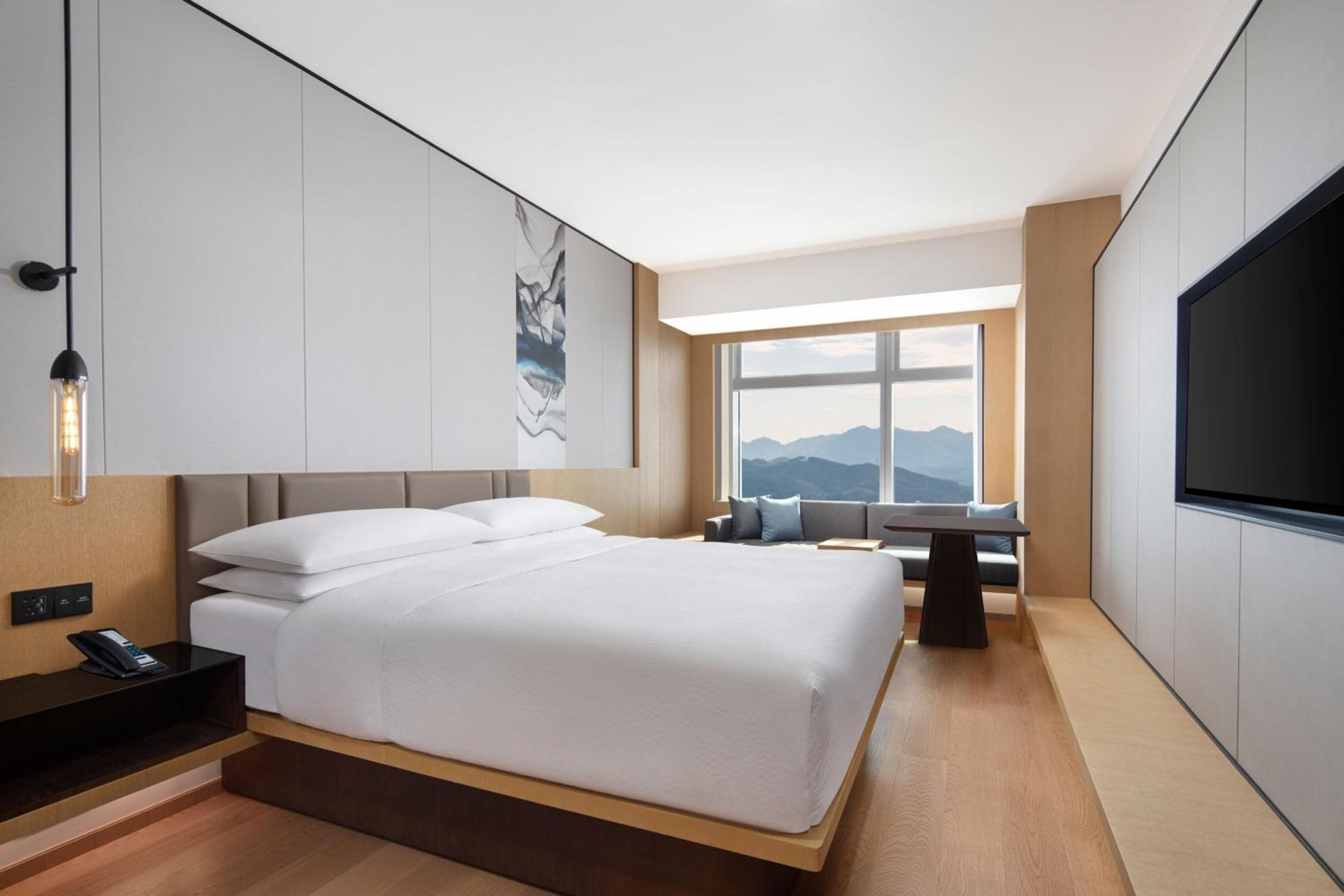Superior King Room with City View - Photo 1