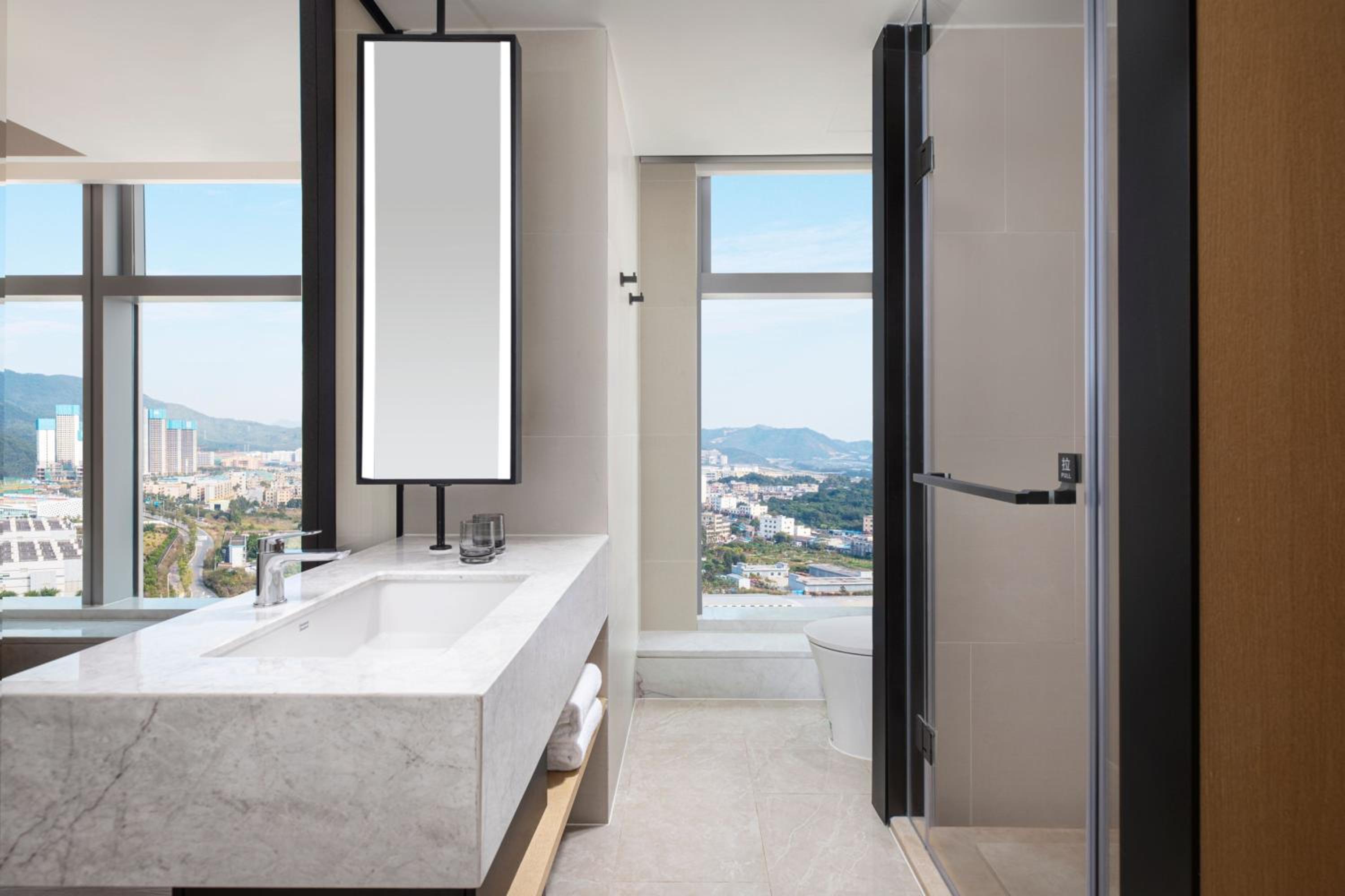 Standard King Room with City View - Photo 2