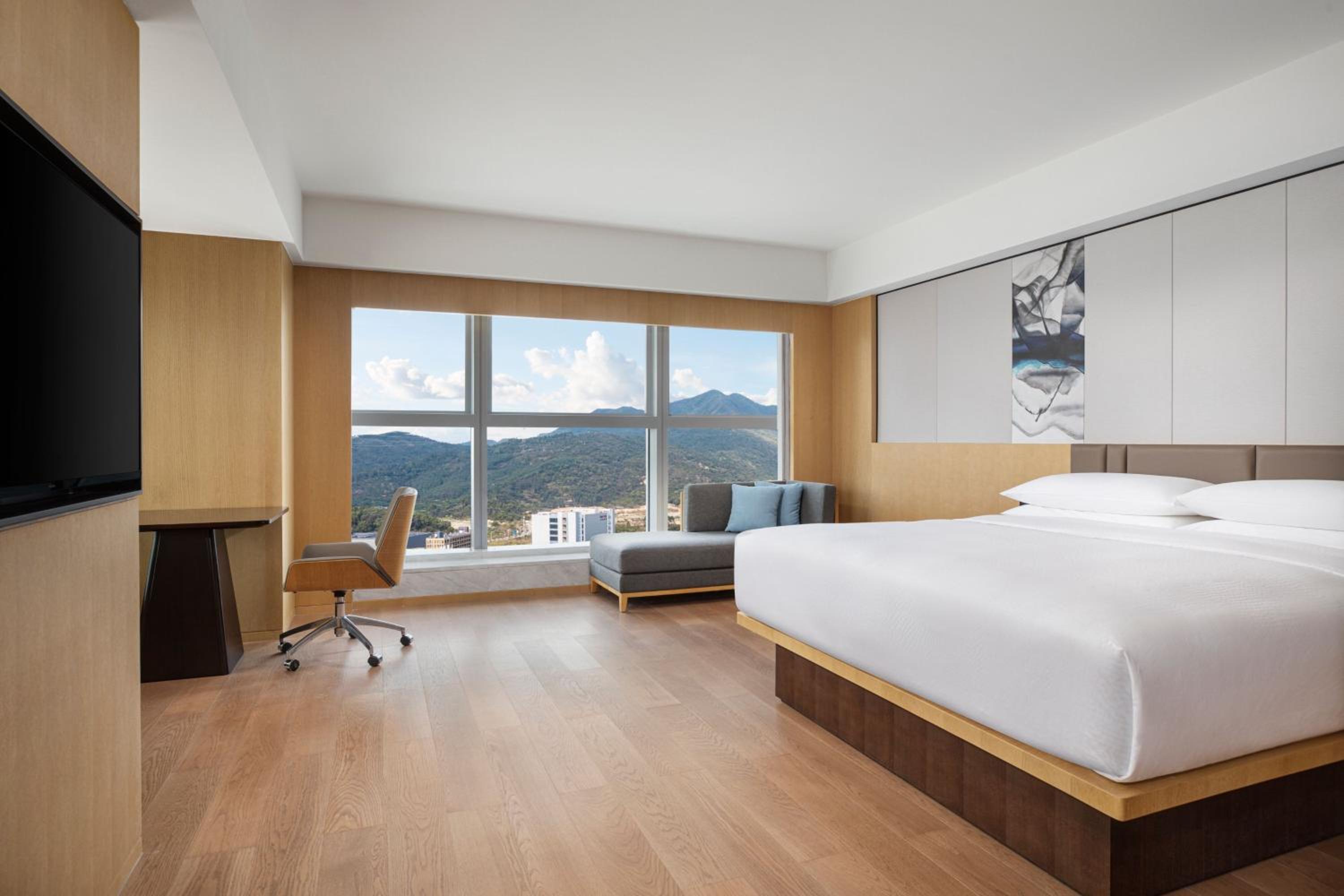 Business King Suite with Balcony and City View