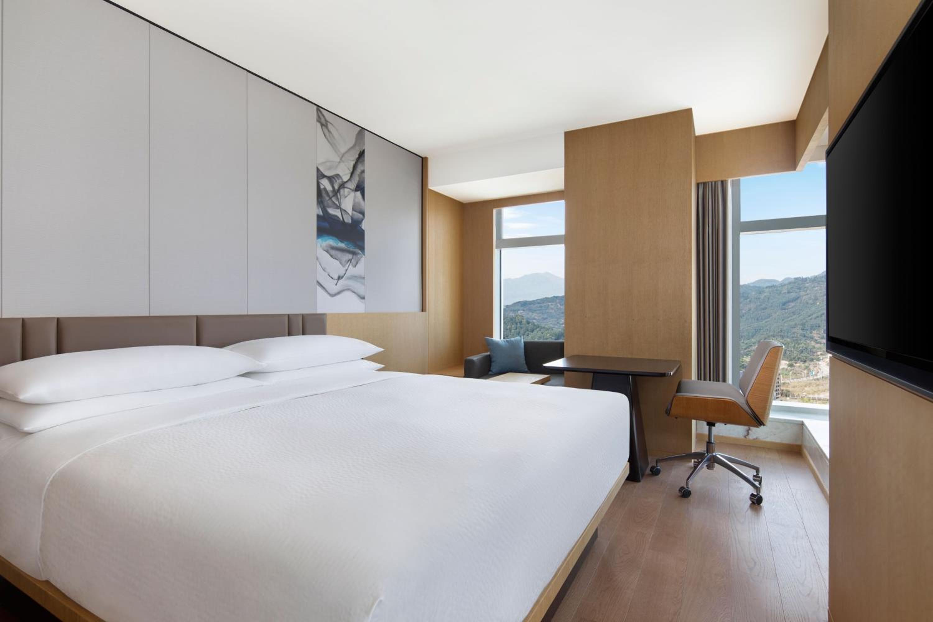 Standard King Room with City View - Photo 1