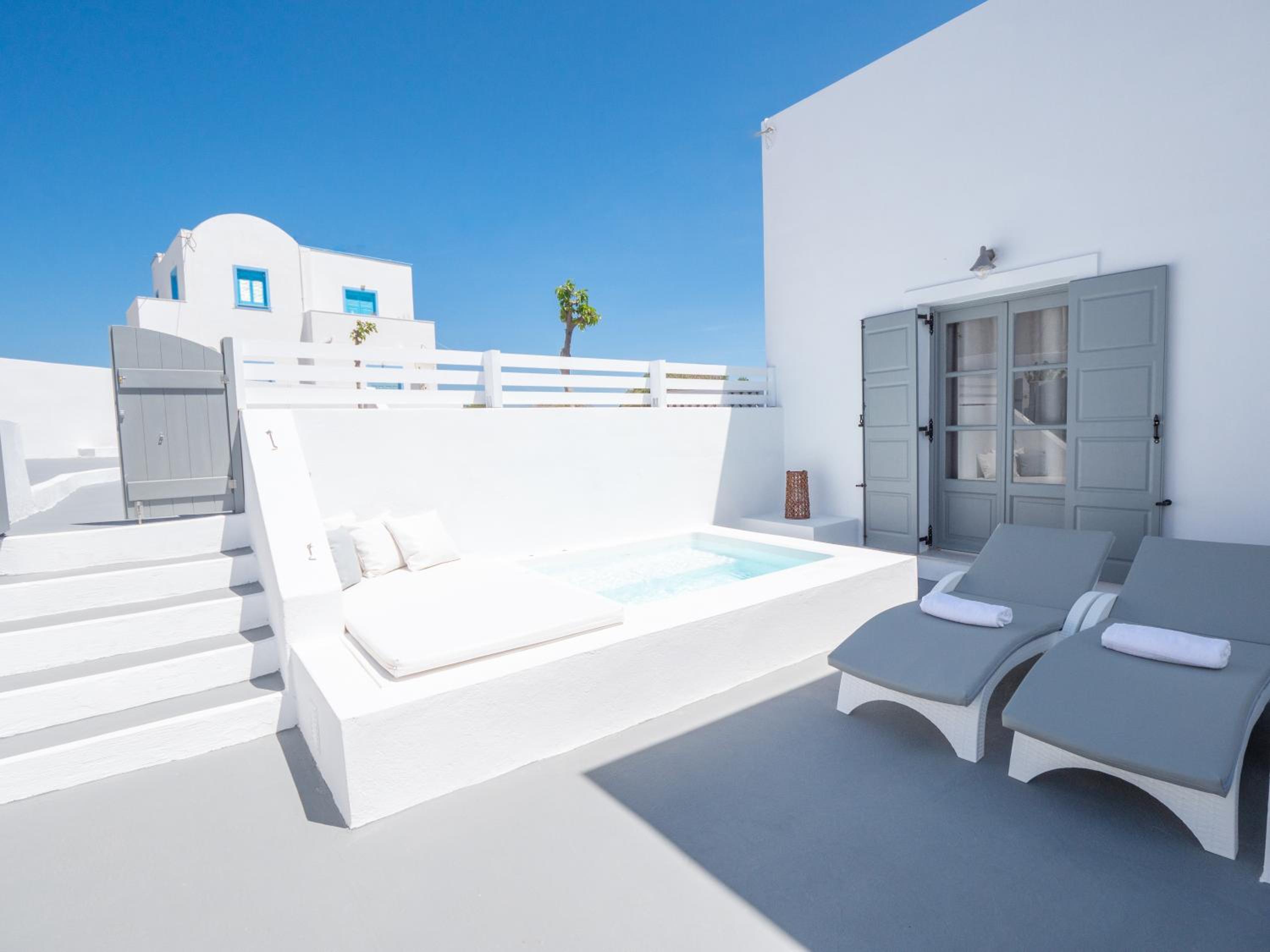 Suite with Outdoor Hot Tub - Photo 3