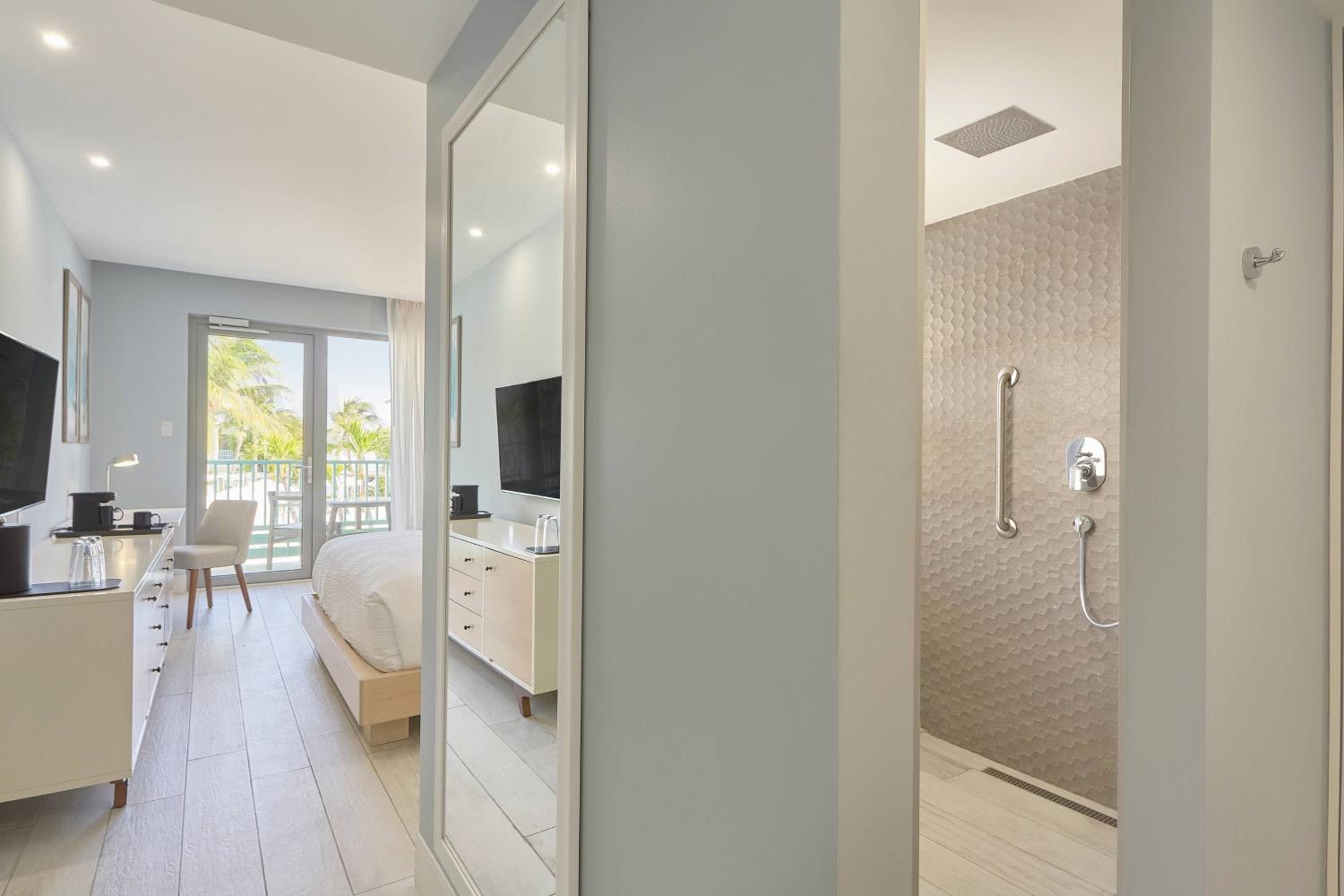 Guest room, 1 King, Pool View, Balcony - Photo 6