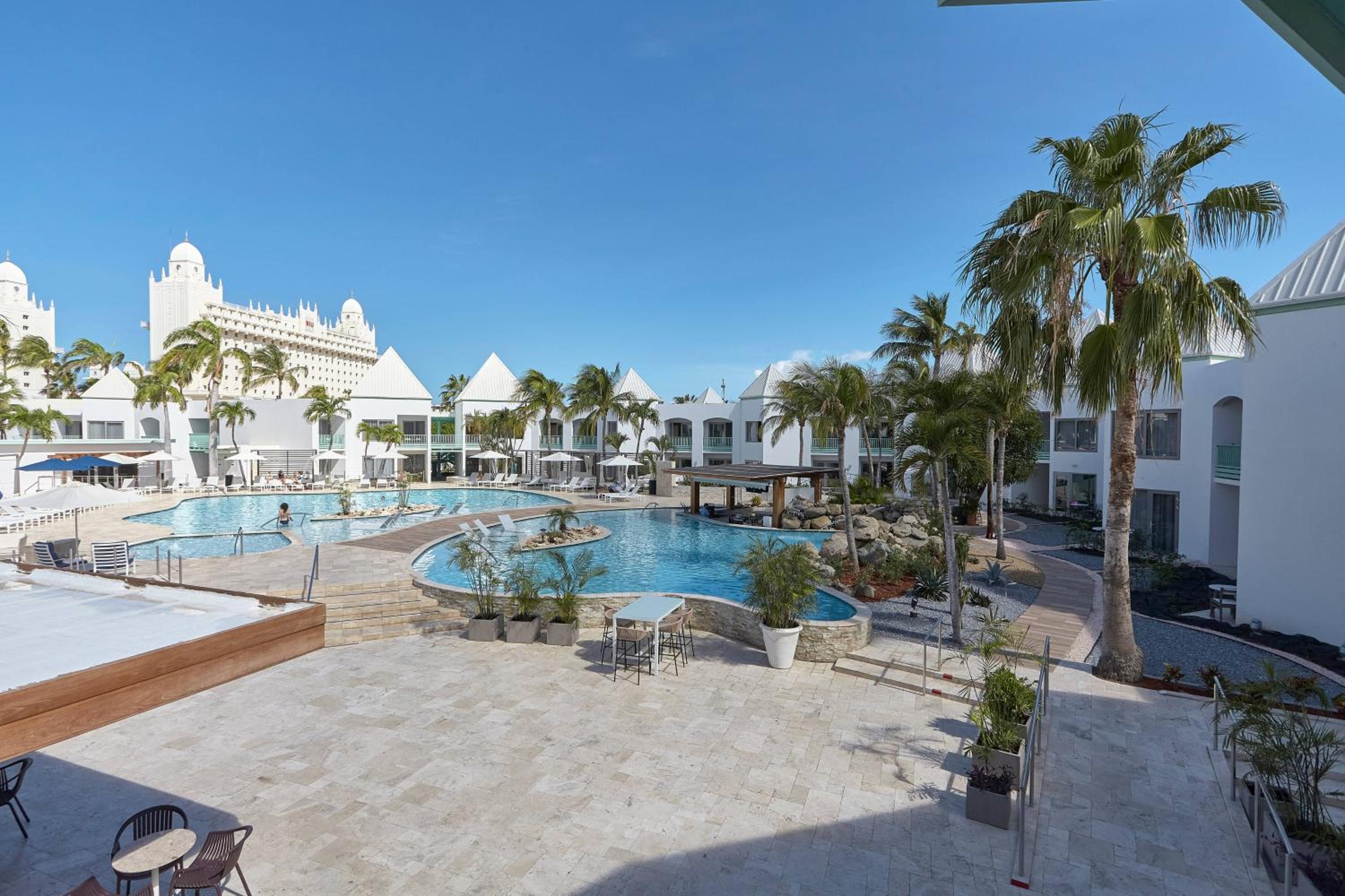 Guest room, 1 King, Pool View, Balcony - Photo 2