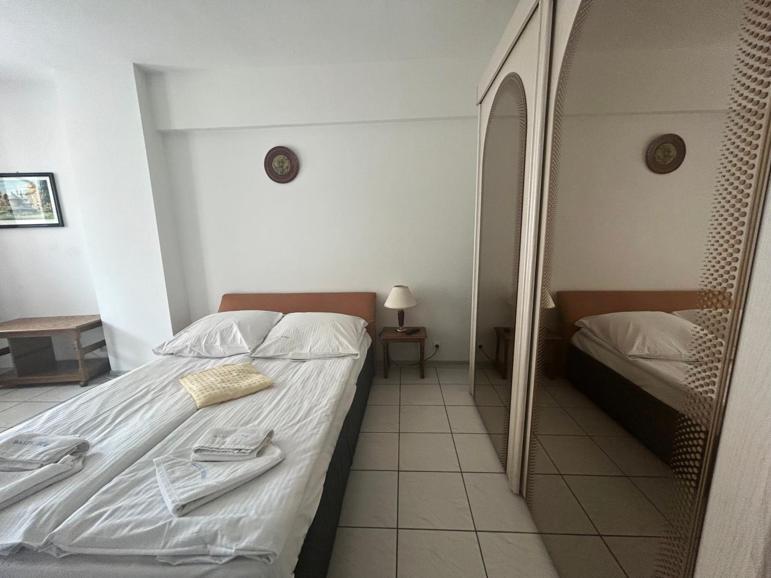 One-Bedroom Apartment with Side Sea View photo 1