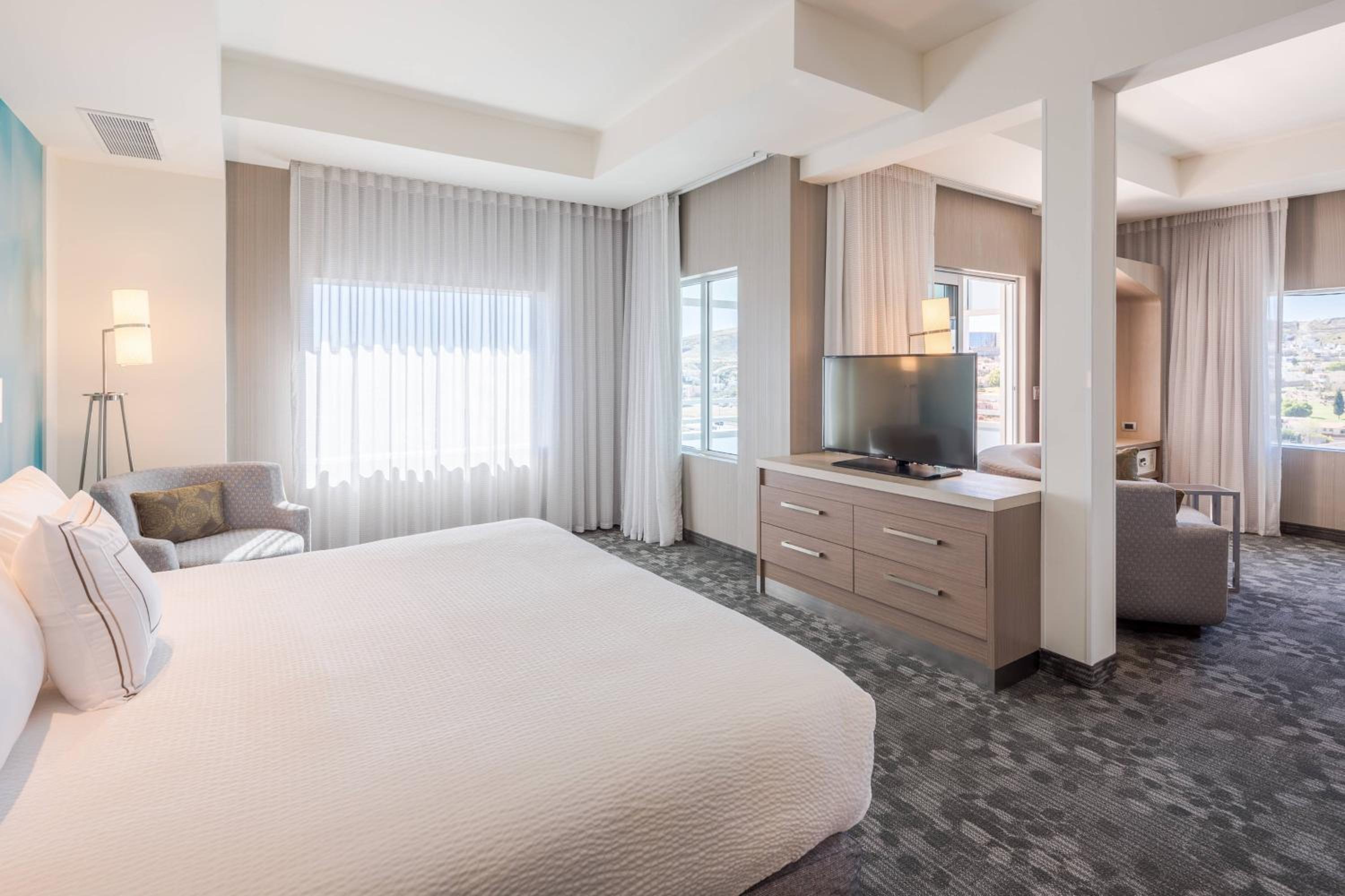 One Bedroom King Suite with Balcony photo 2
