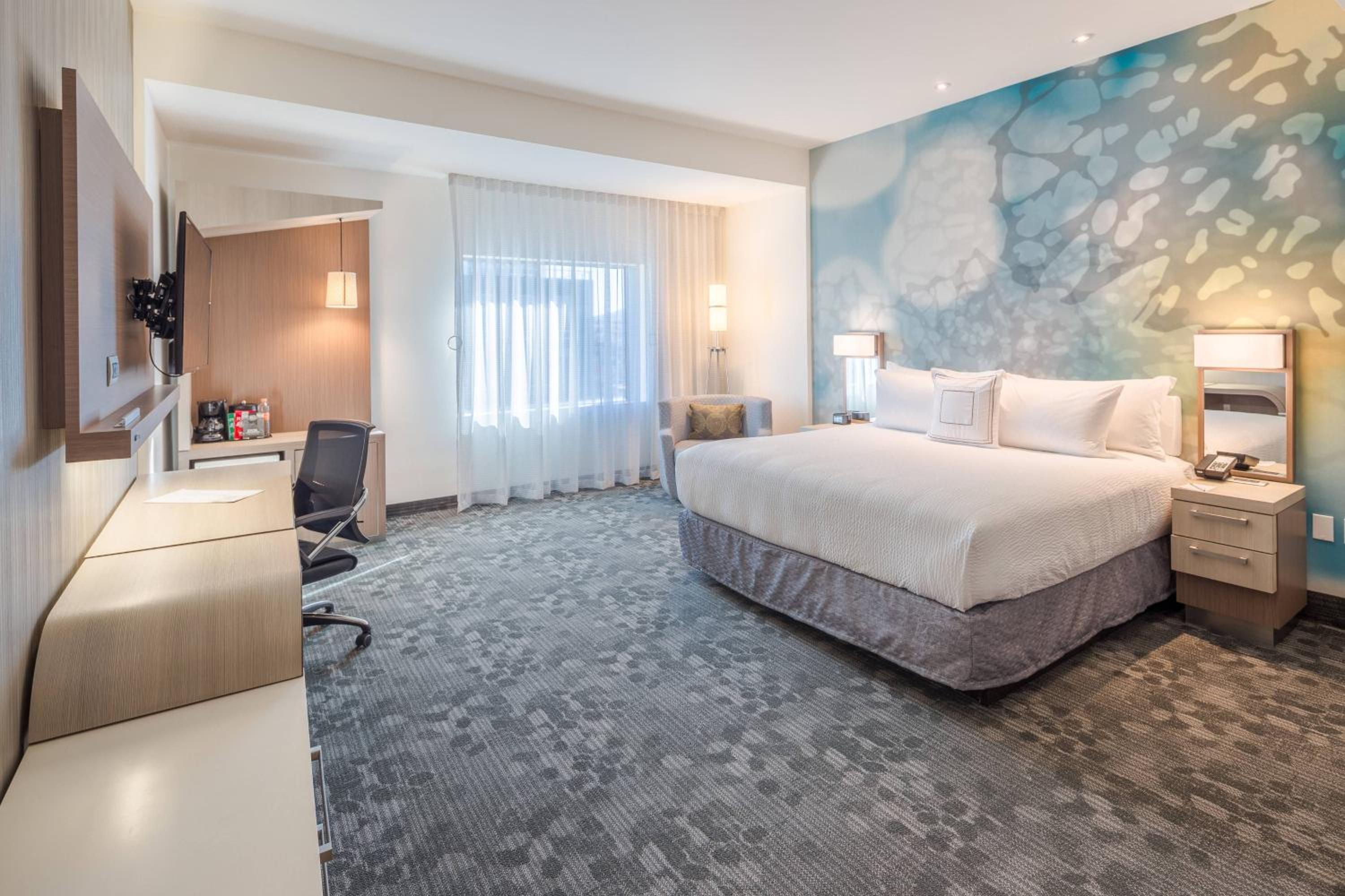 Larger King Room with Sofa Bed photo 3