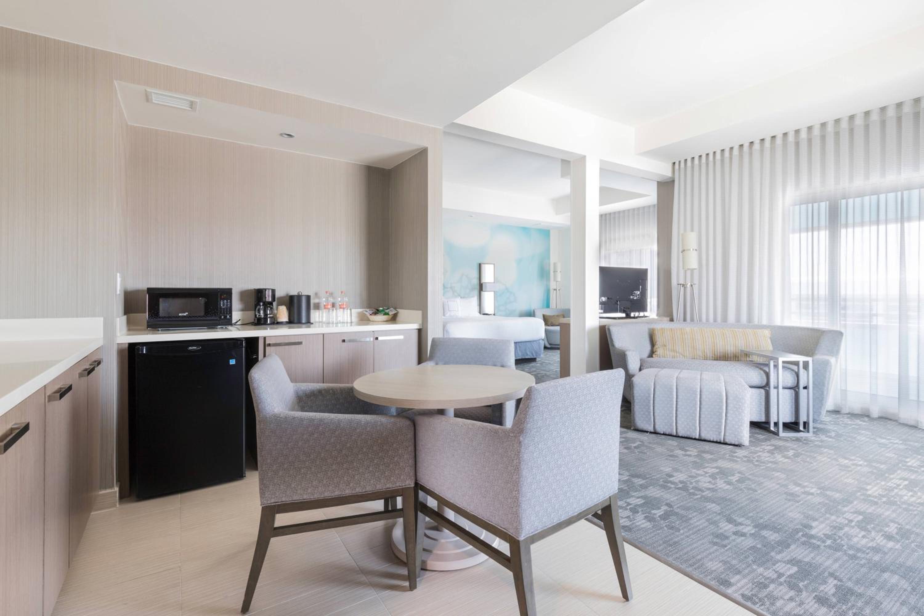 One Bedroom King Suite with Balcony photo 1