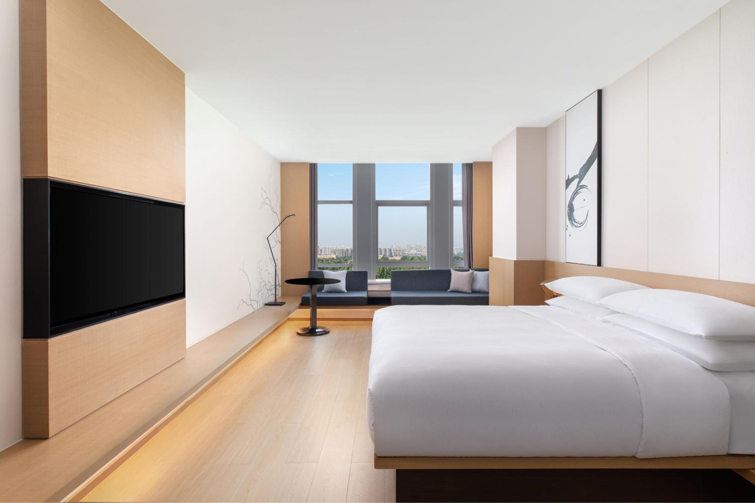 Premium King Room - Photo 6