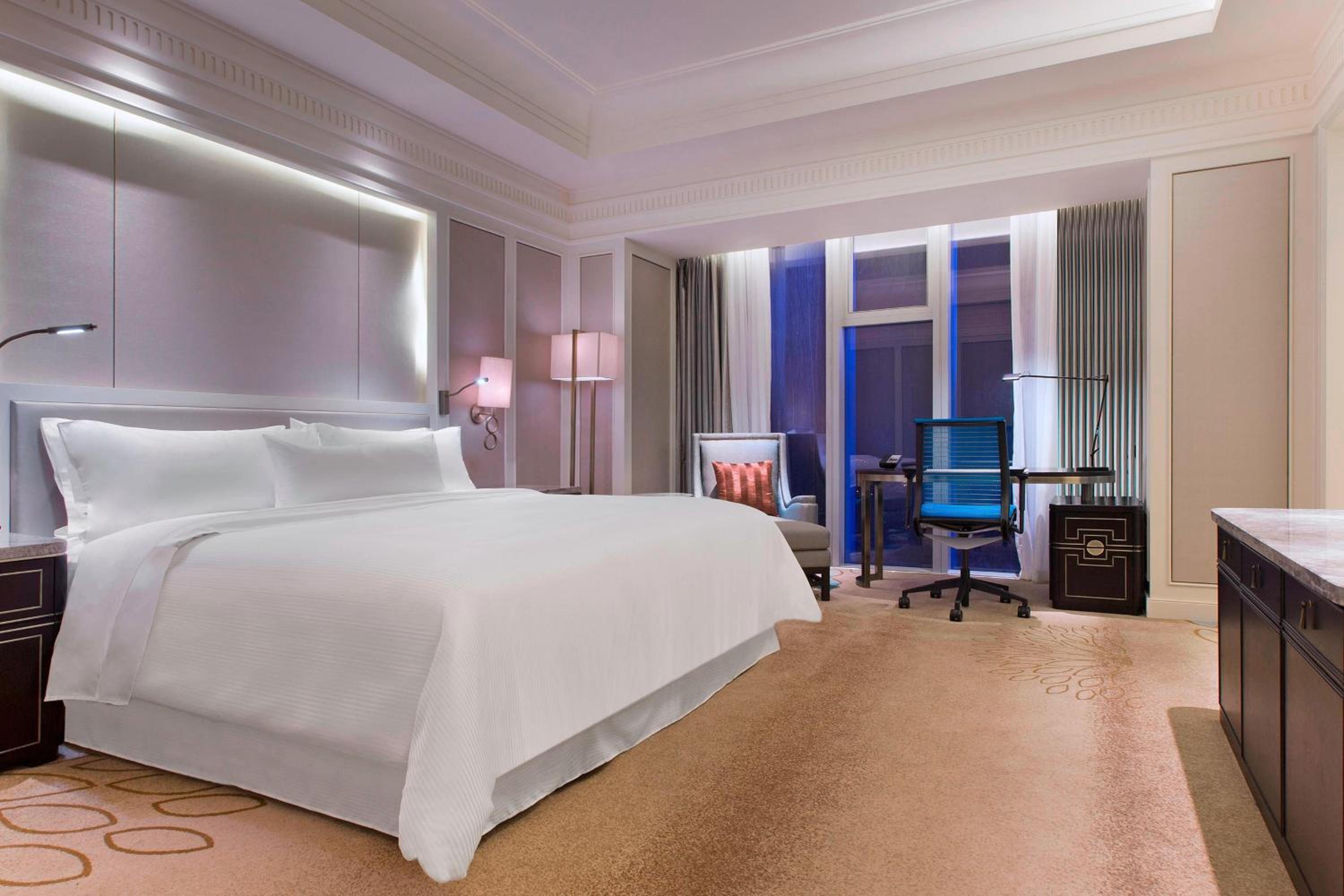 Club lounge access, Larger Guest room, 1 King, City view, photo 6