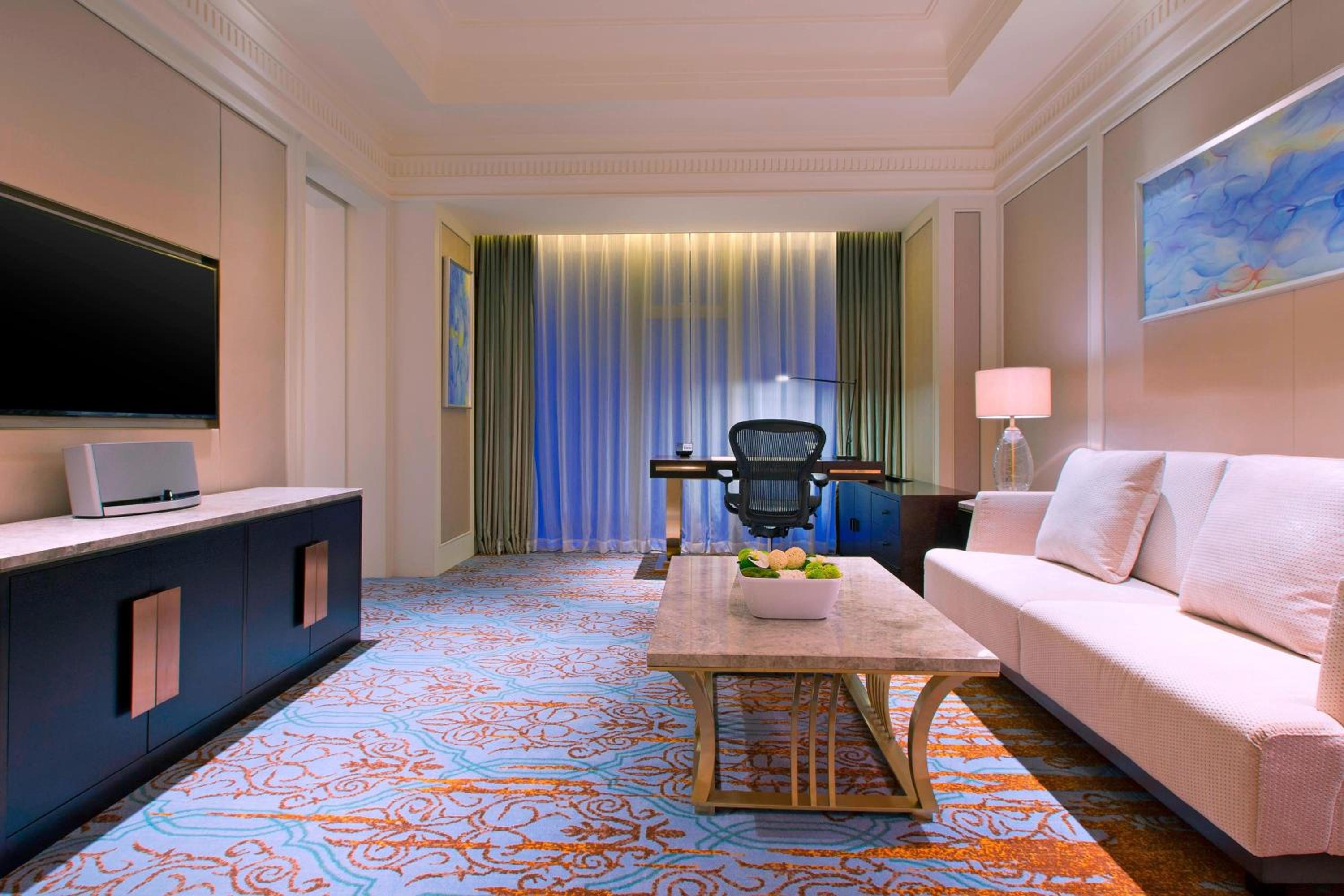 Club lounge access, 1 Bedroom Larger Suite, 1 King, Sea view, photo 6