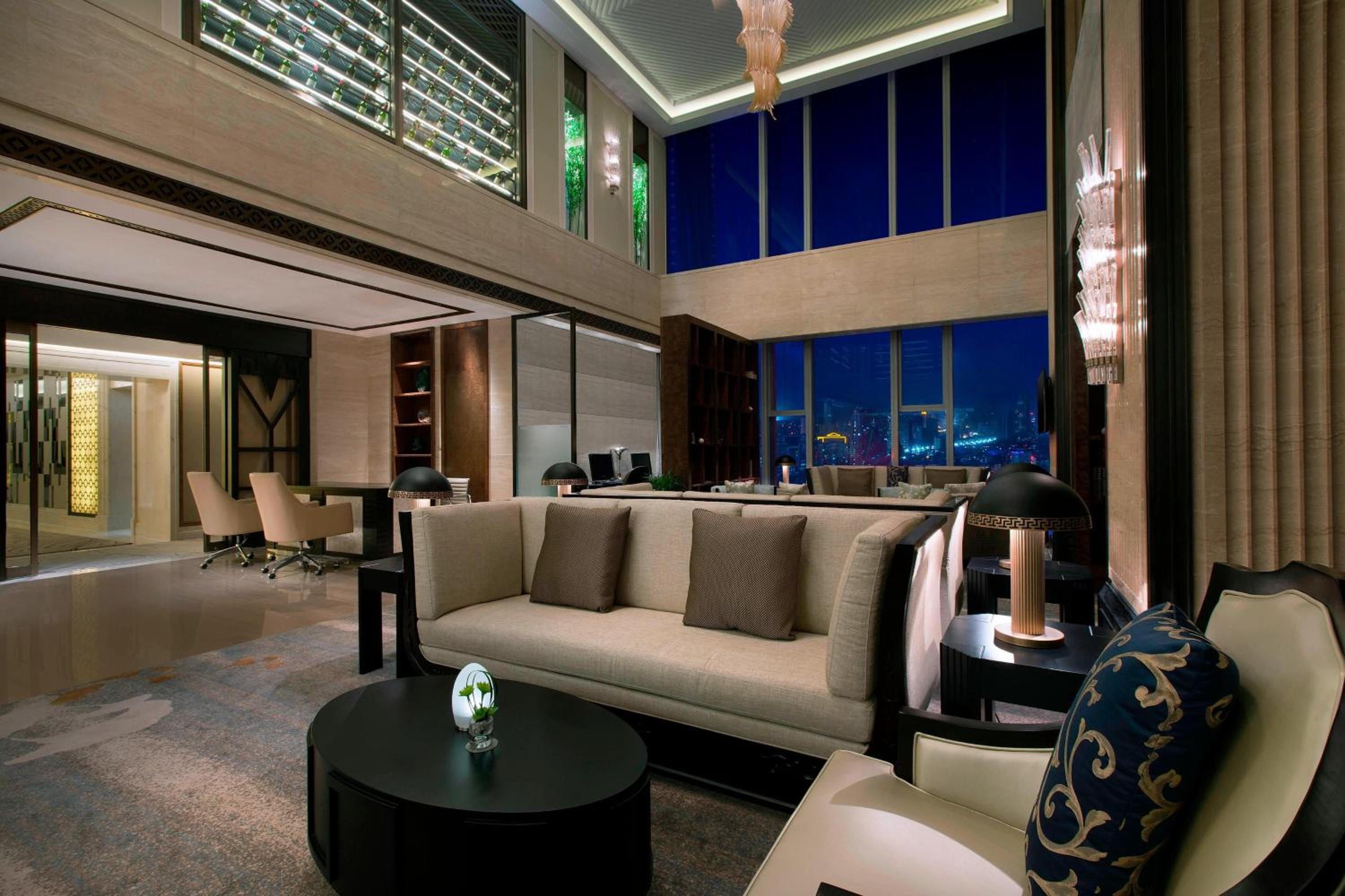 Club lounge access, Larger Guest room, 1 King, City view