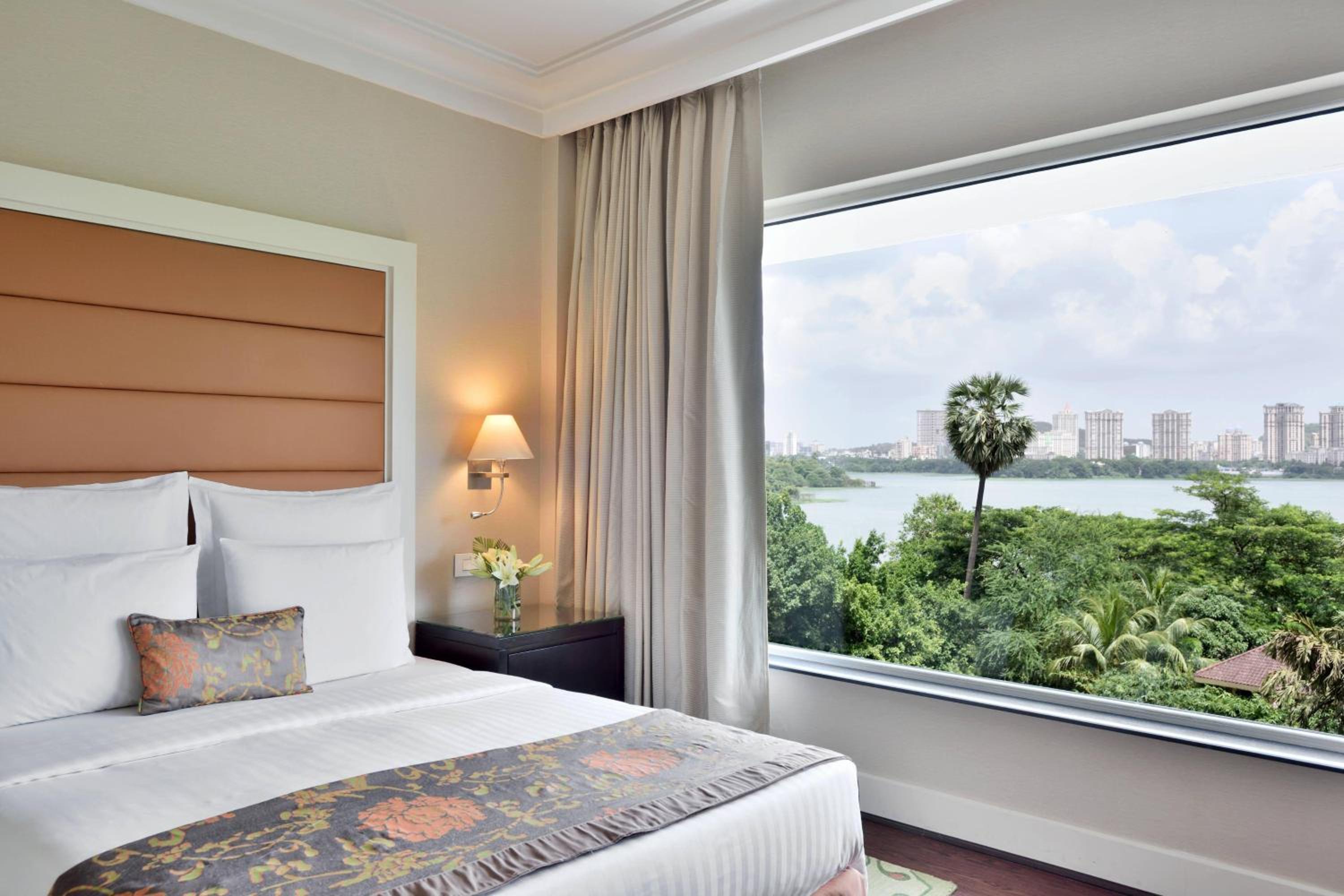 Two-Bedroom Apartment with Lake View - Photo 2