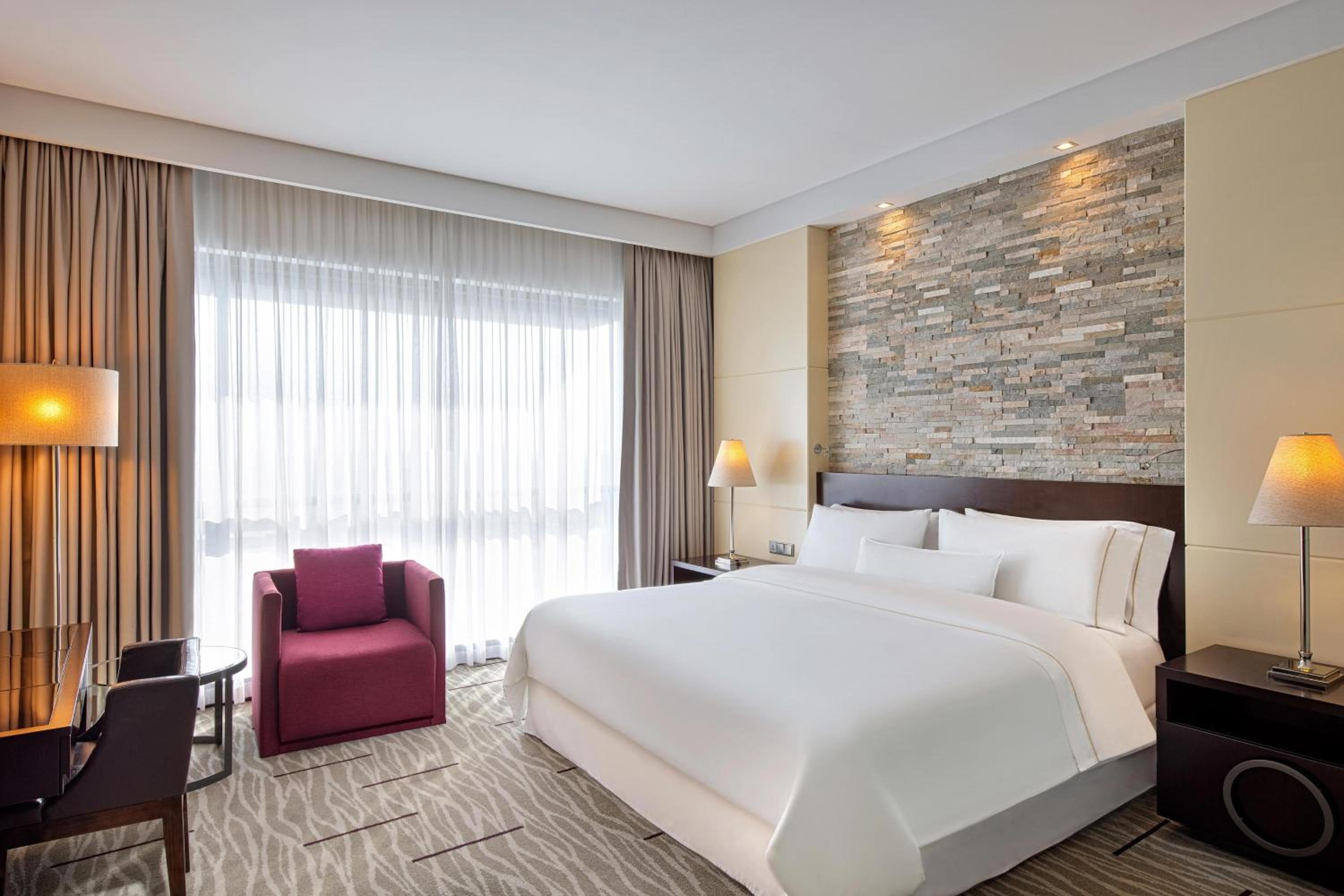 Deluxe, Guest room, 1 King photo 1