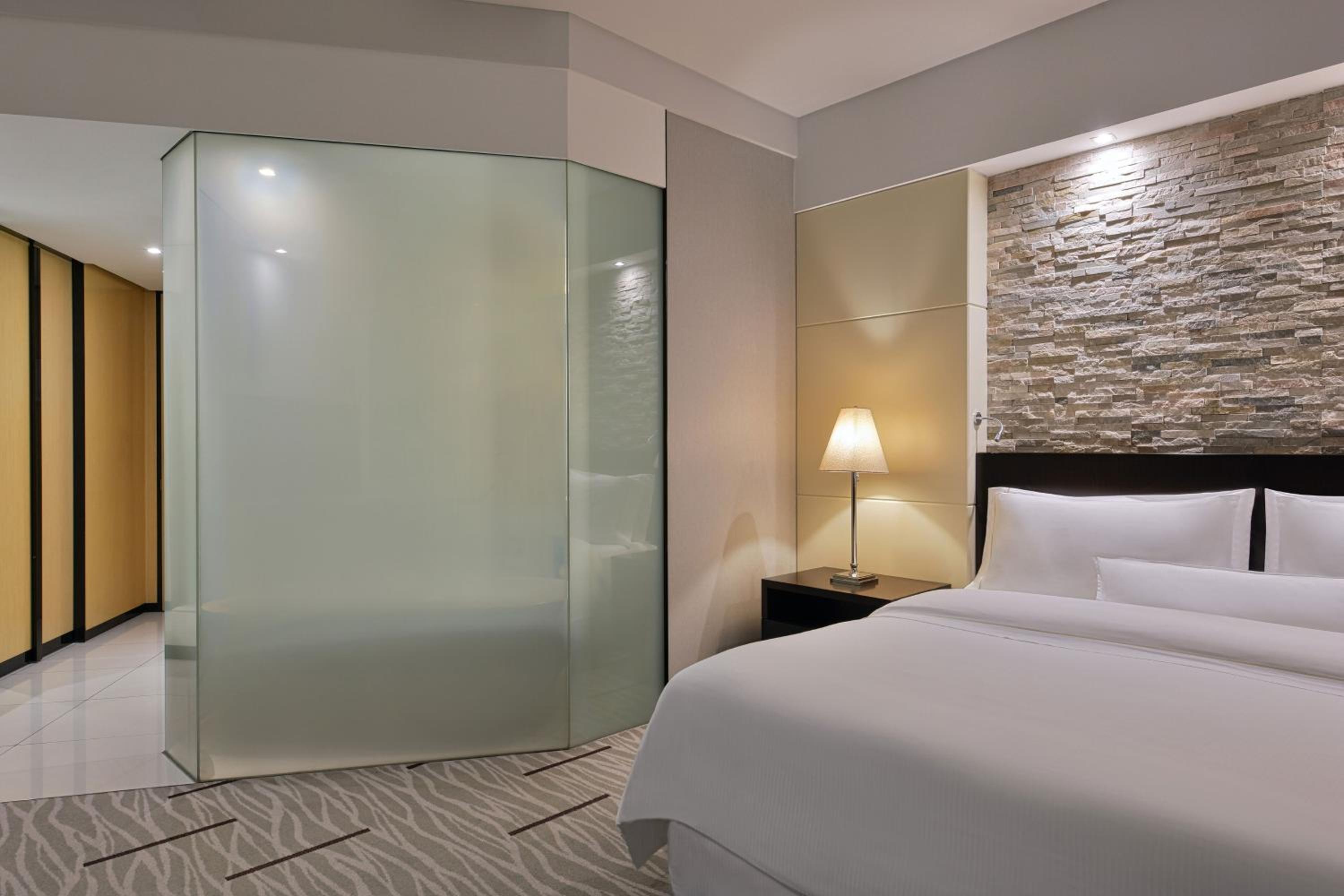 Deluxe, Guest room, 1 King photo 2