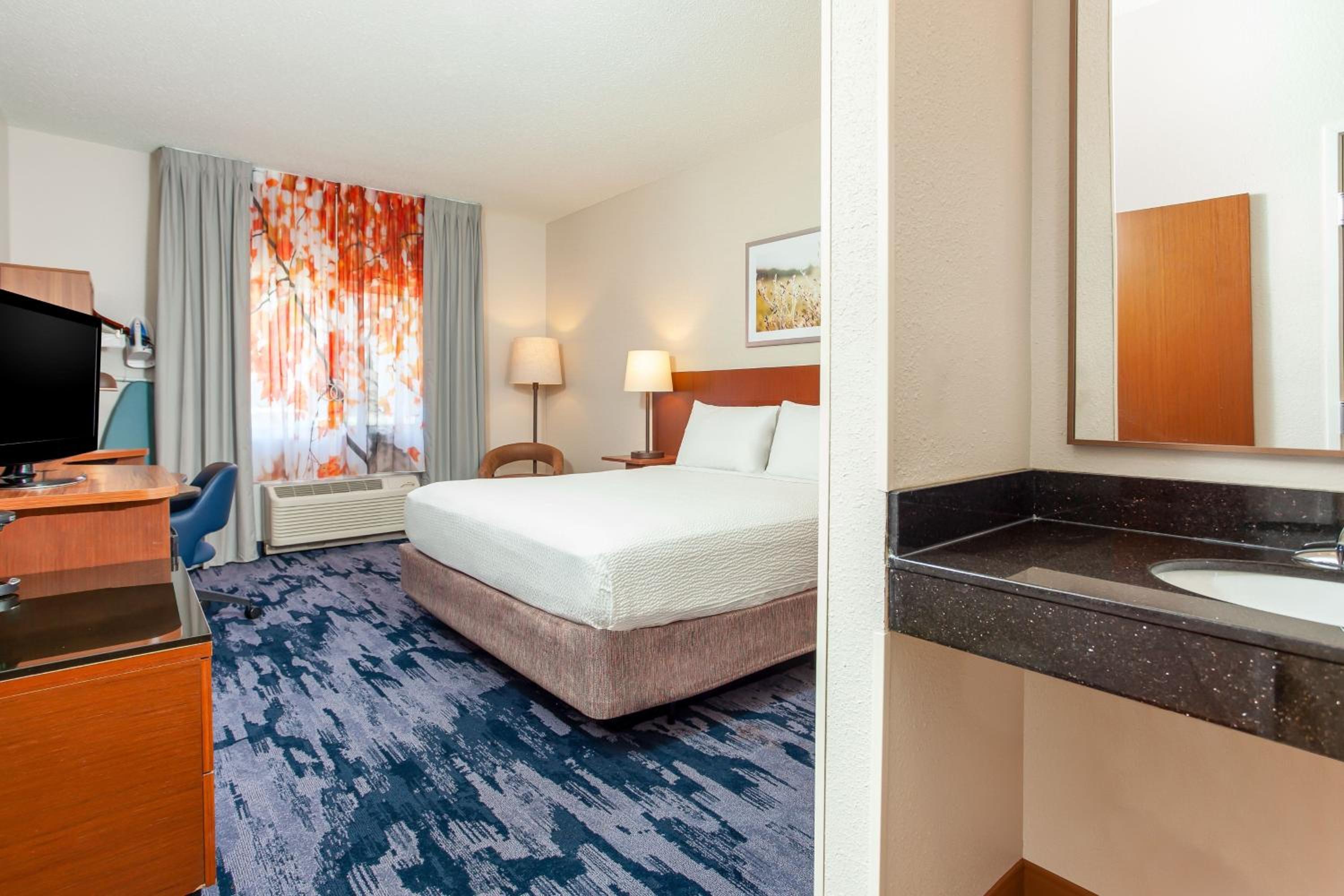 King Room with Roll-In Shower - Mobility and Hearing Access - Photo 3