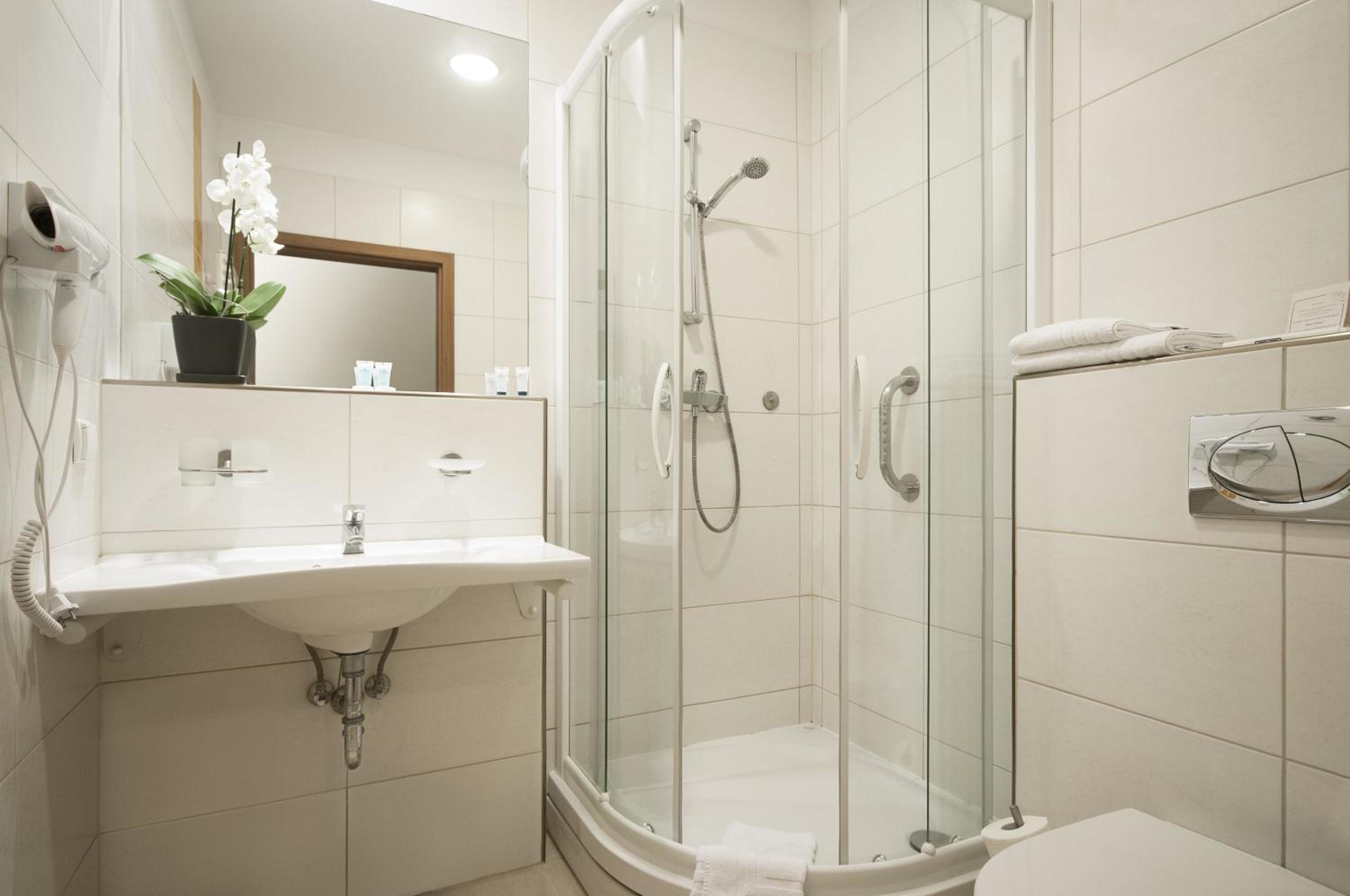 Twin Room - Photo 2