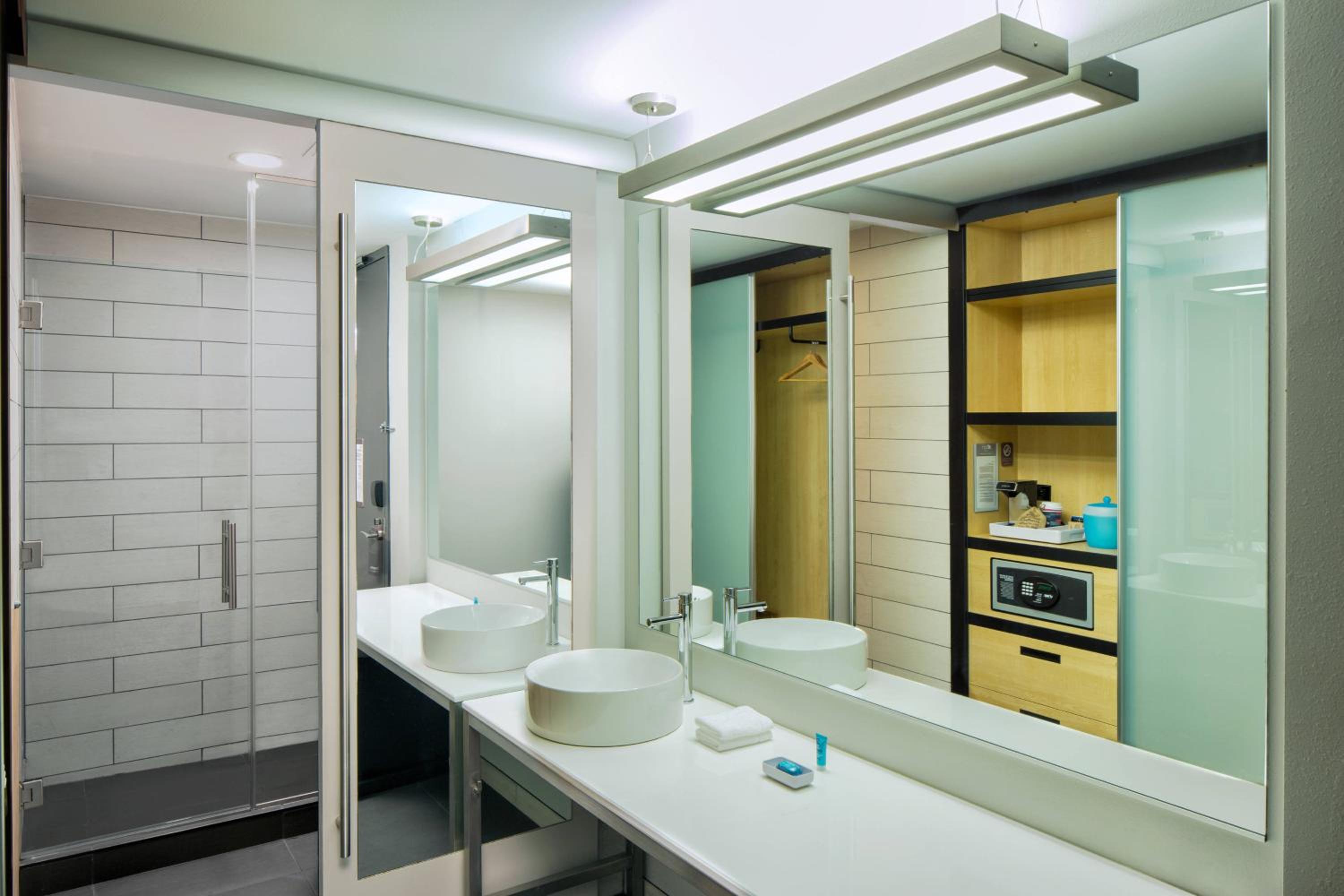 King Room - Hearing Accessible photo 2
