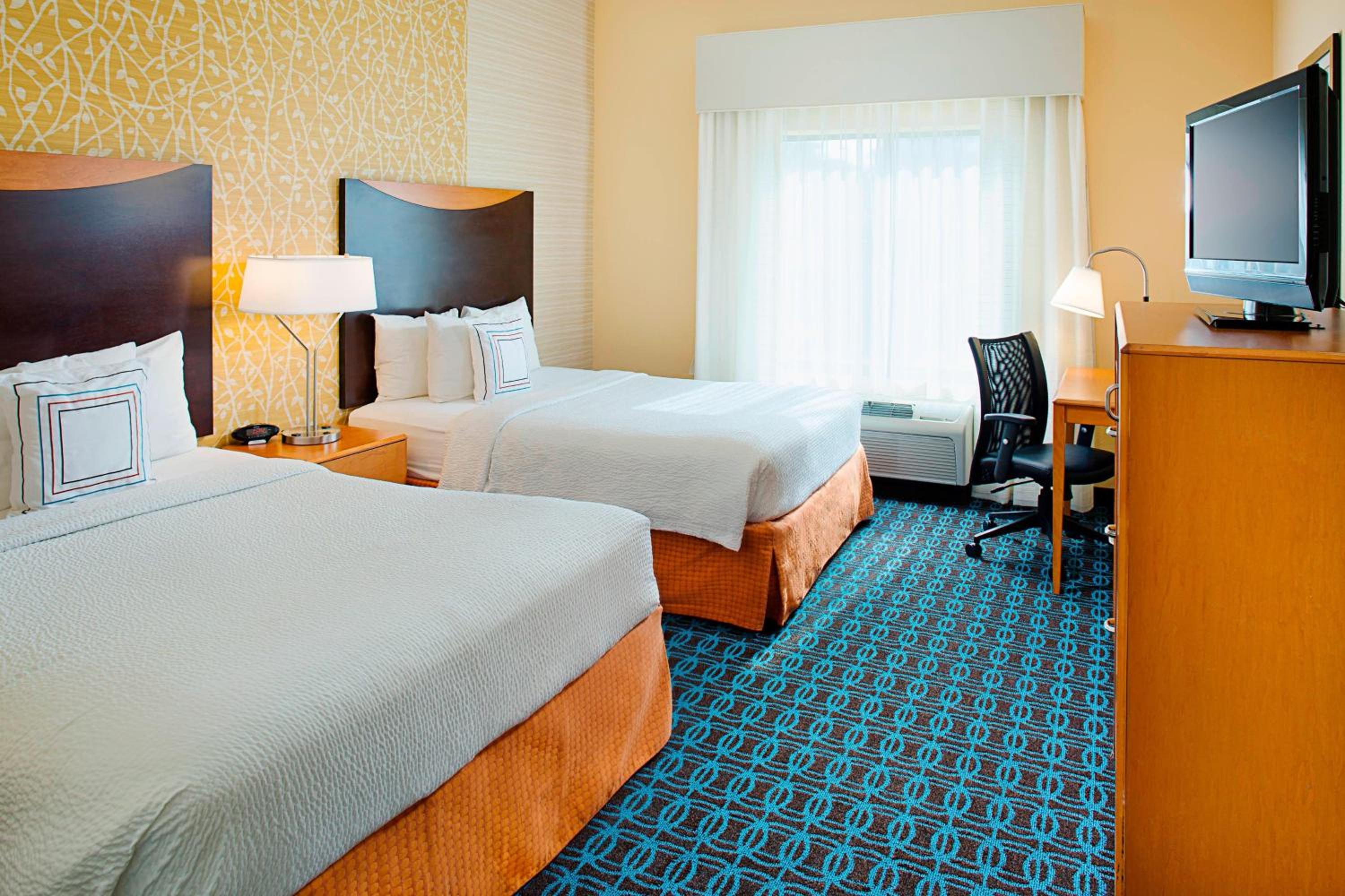Queen Room with Two Queen Beds - Photo 3