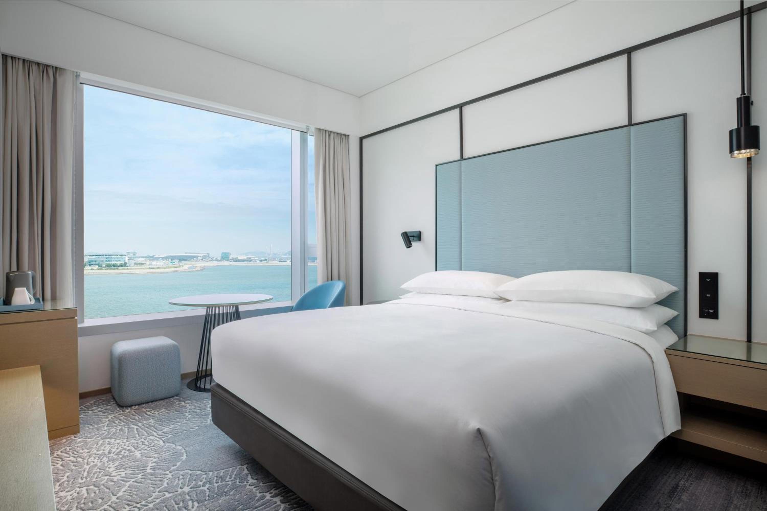 Traditional Ocean View Guest room with 1 King