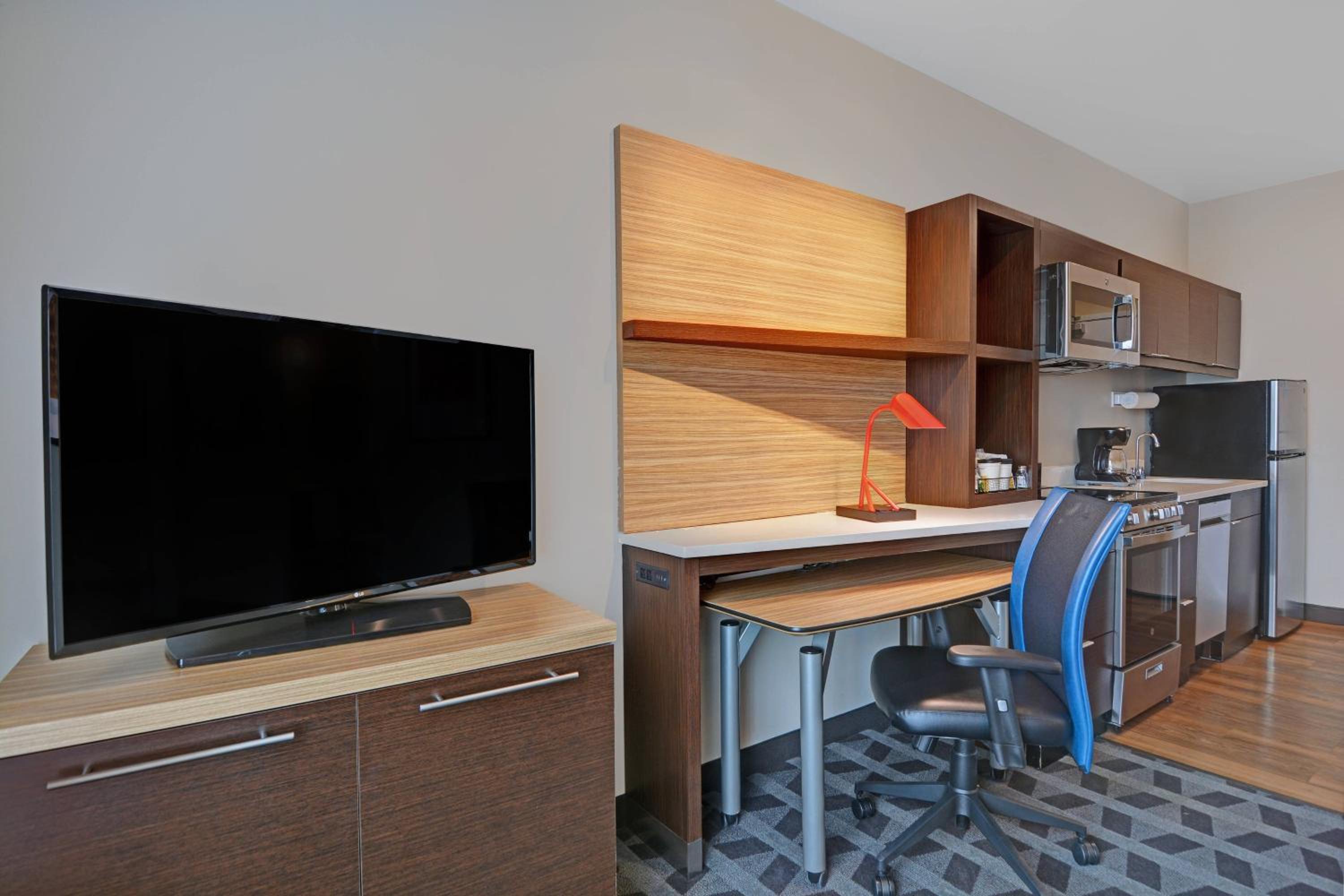 1 Bedroom Suite, 1 Queen, Sofa bed - Photo 6