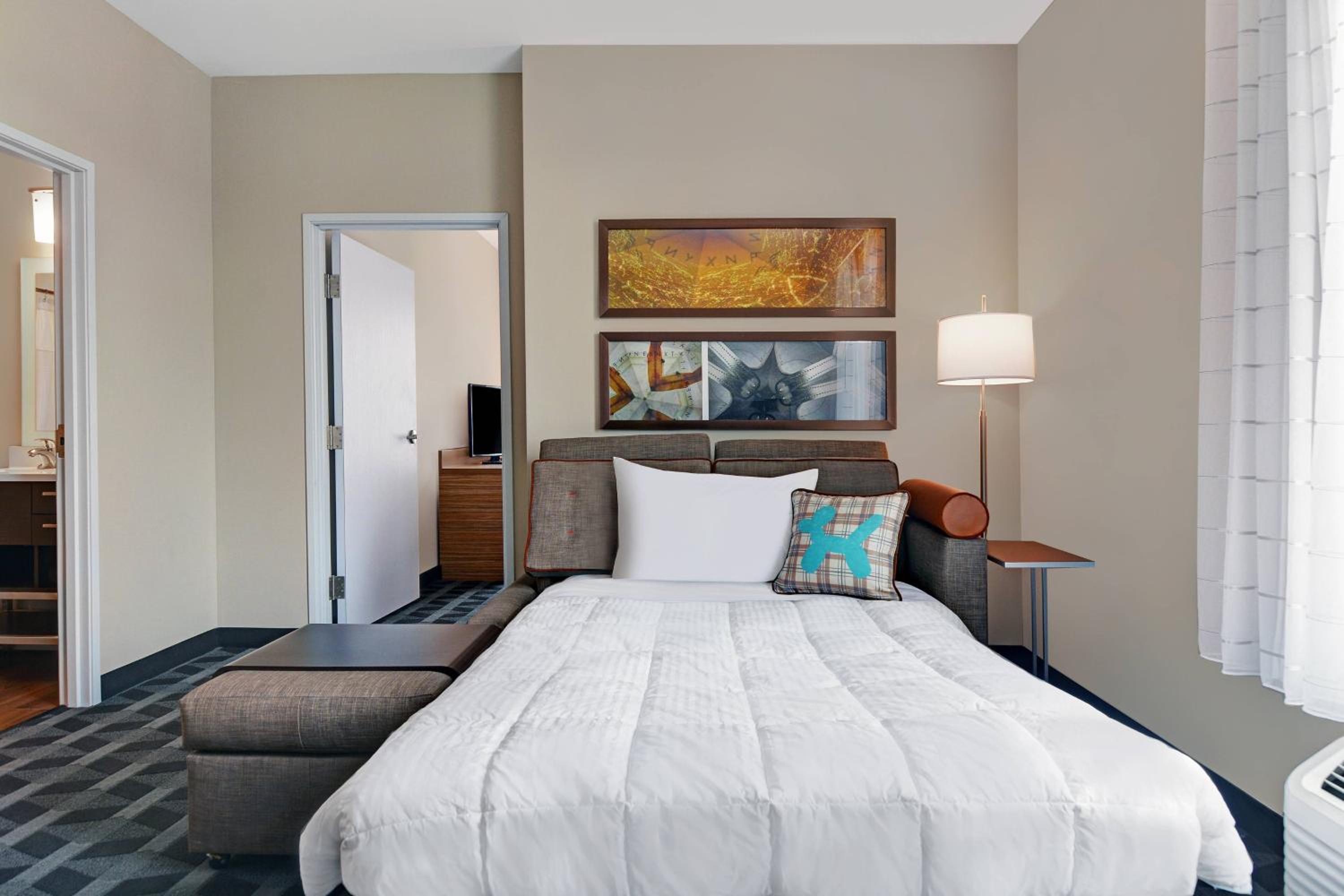 1 Bedroom Suite, 1 Queen, Sofa bed - Photo 4