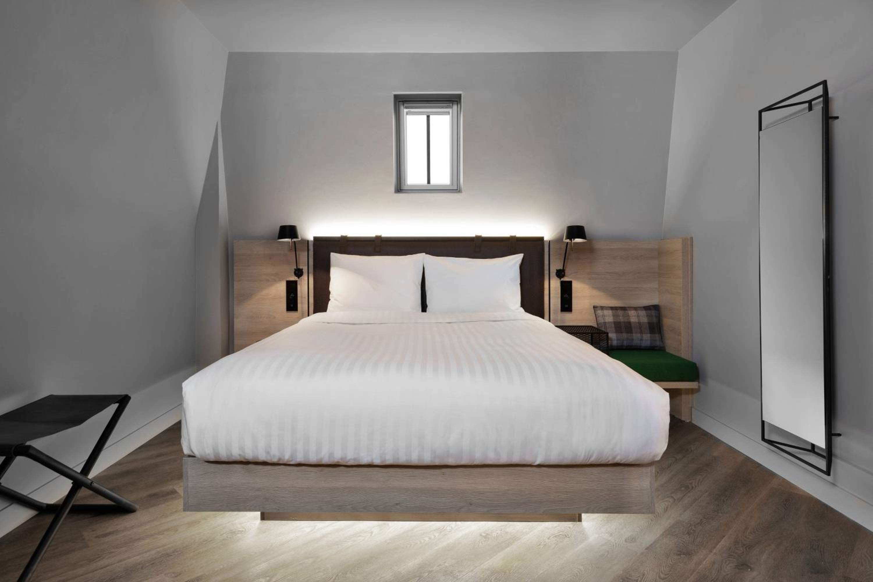 Moxy Sleeper Queen, Guest Room, 1 Queen