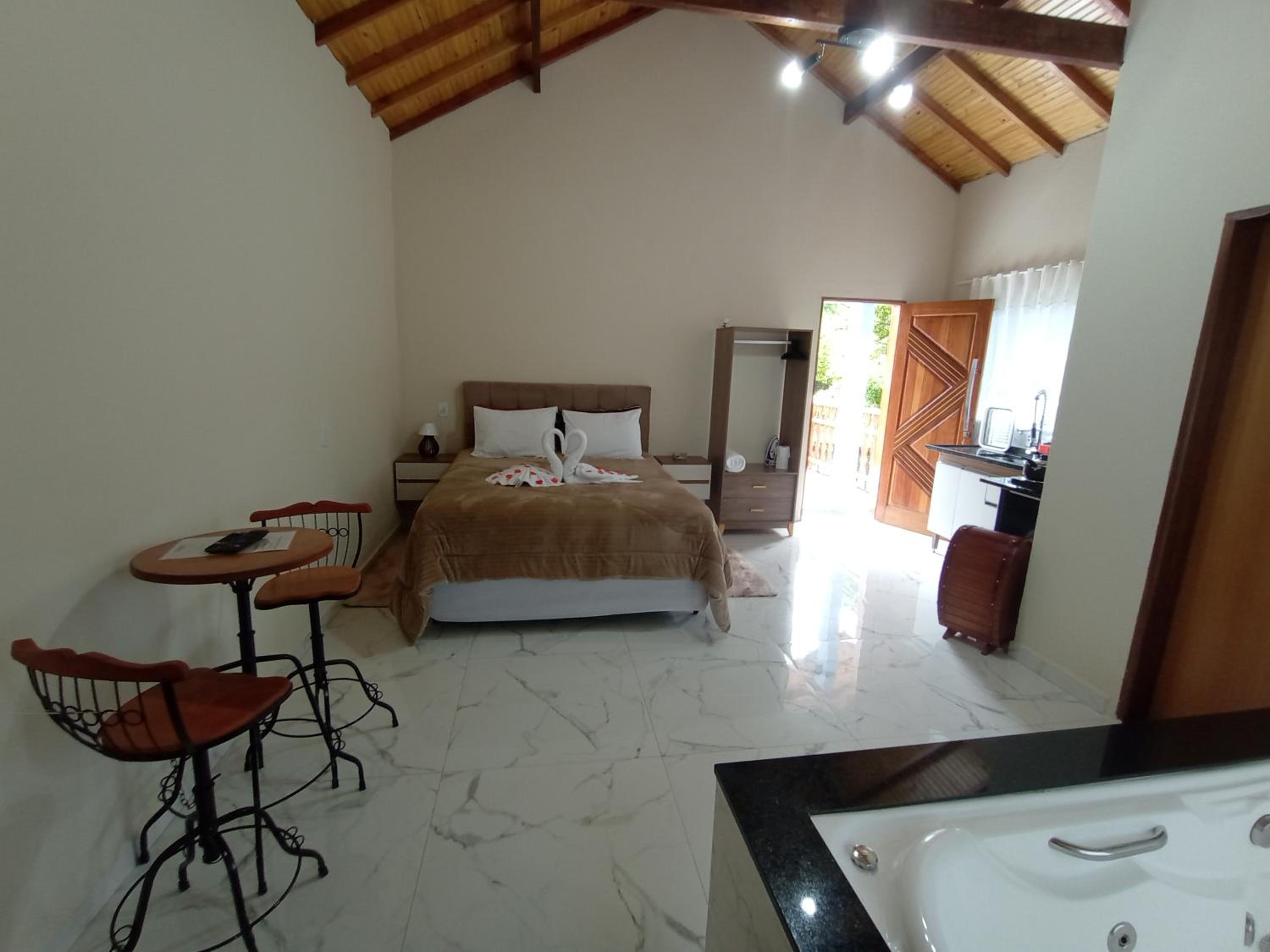 Suite with Hot Tub photo 2