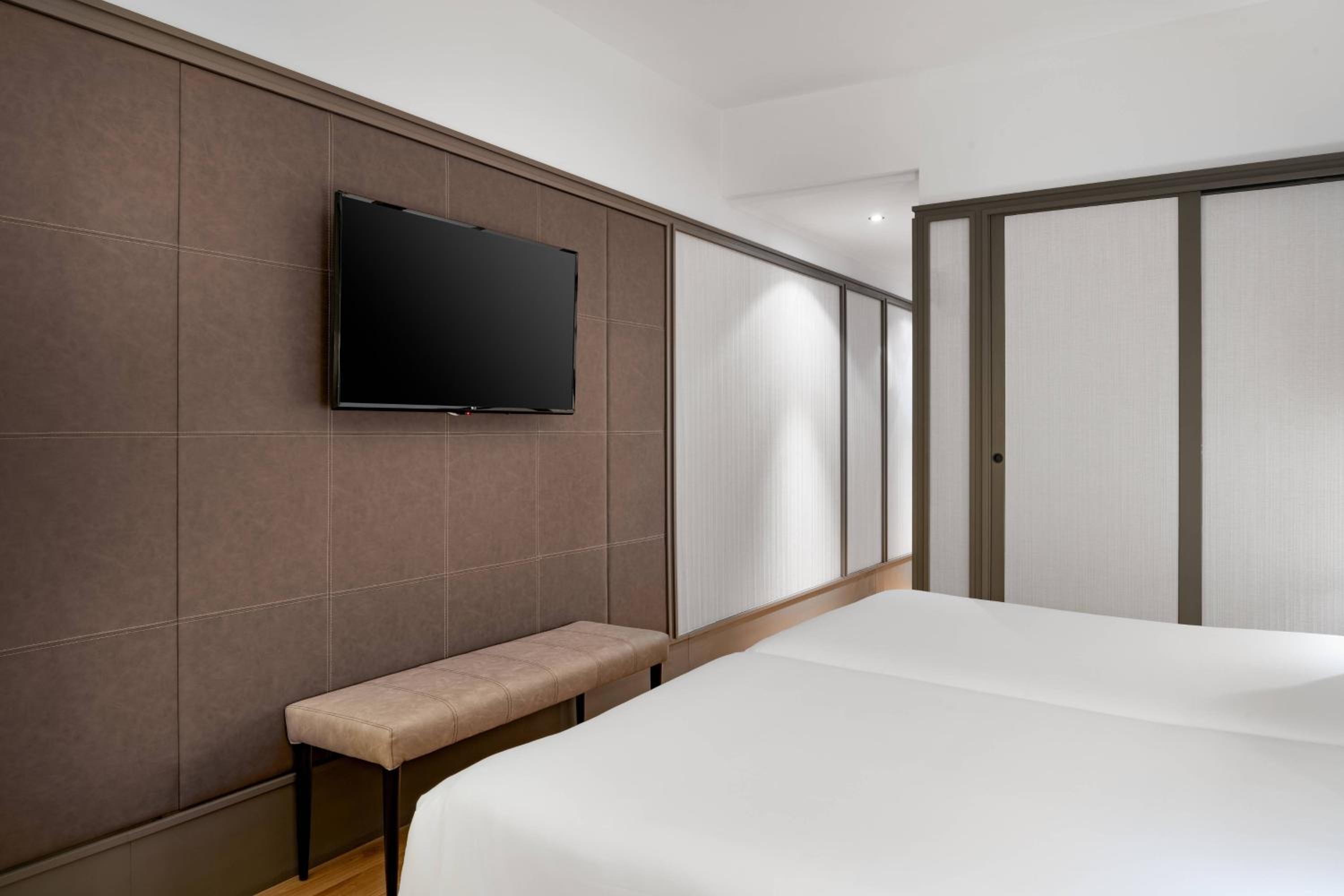 Twin Room thumbnail 5