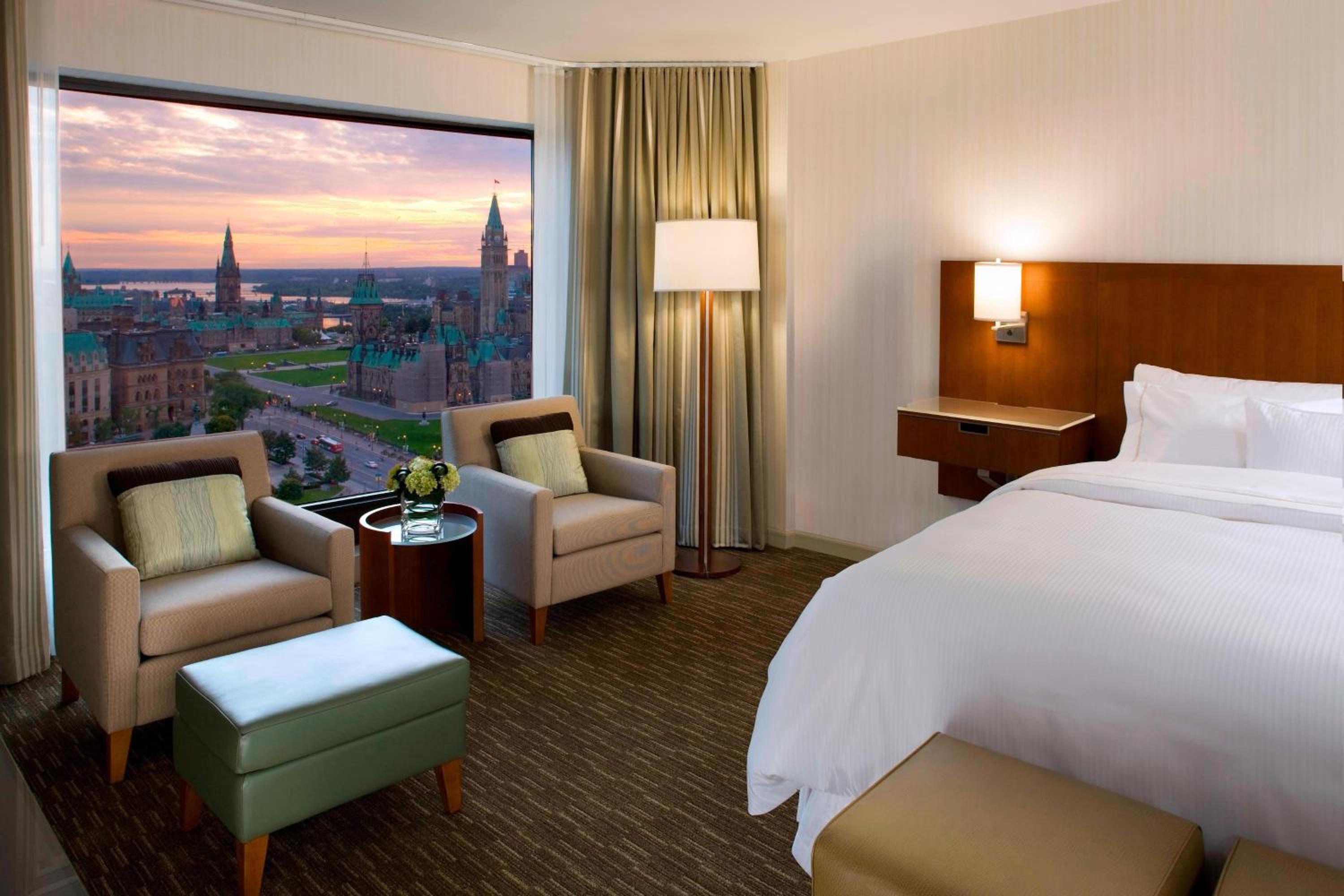 Deluxe Parliament View, Guest room, 1 King, Parliament view - Photo 2
