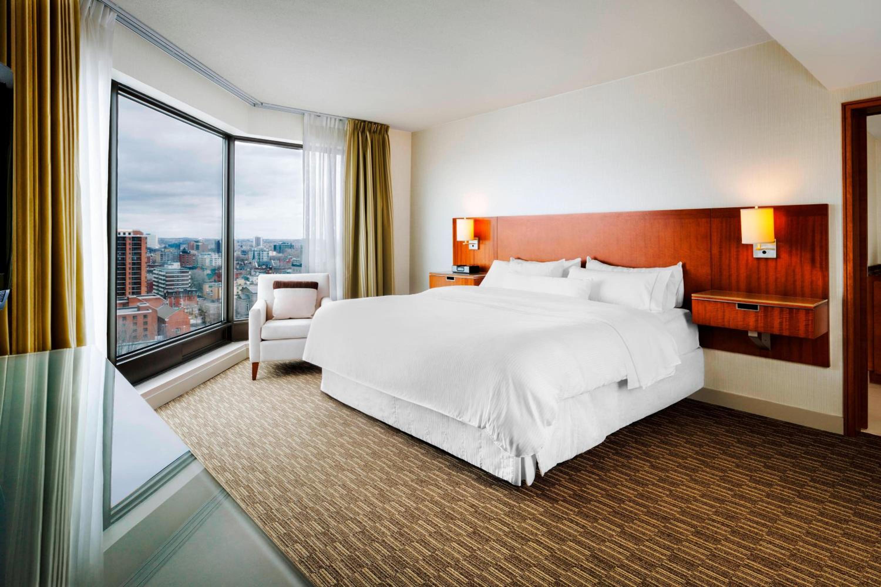 Junior Suite, 1 King, Sofa bed,  City View - Photo 2