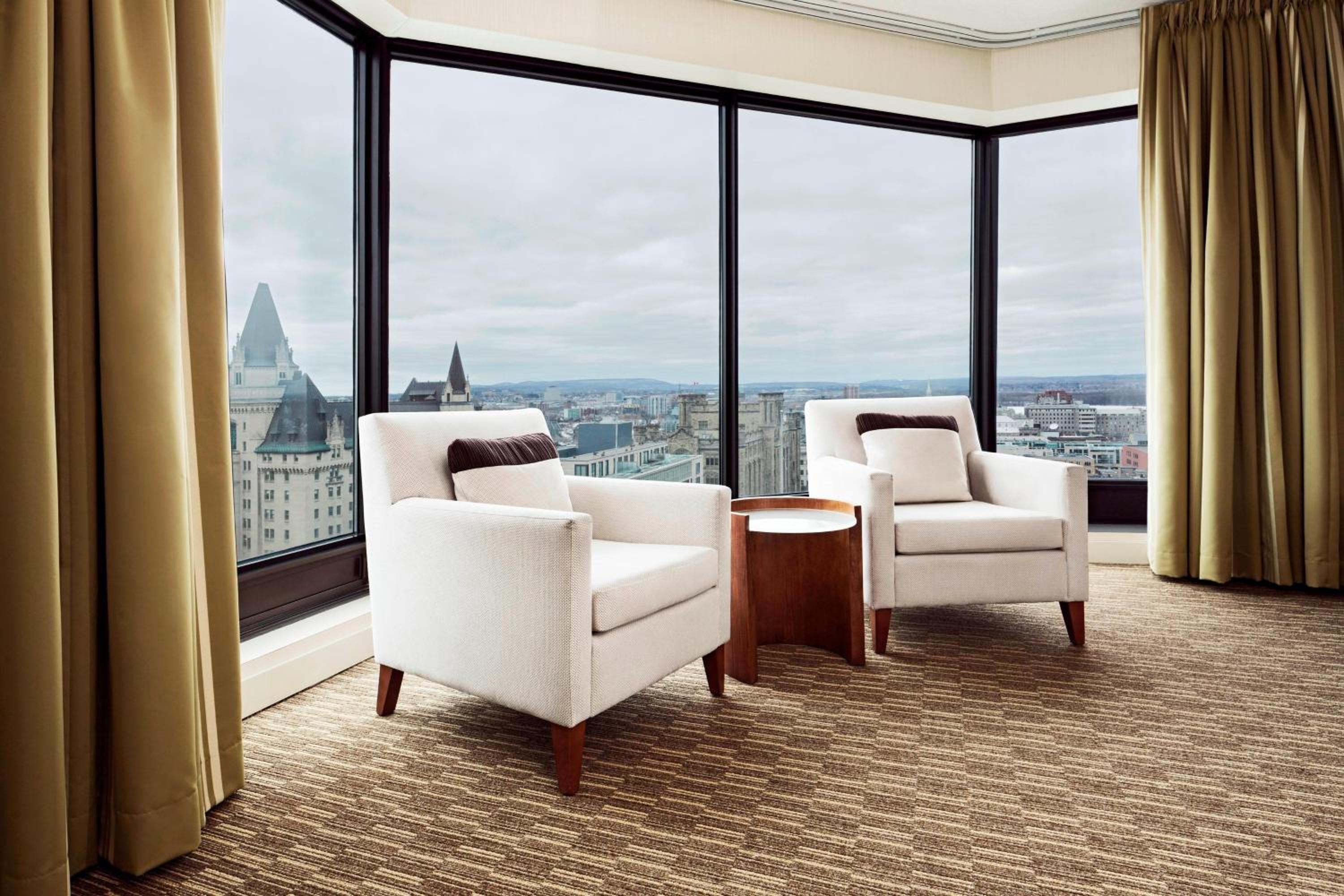 Executive King Suite with Parliament View photo 2