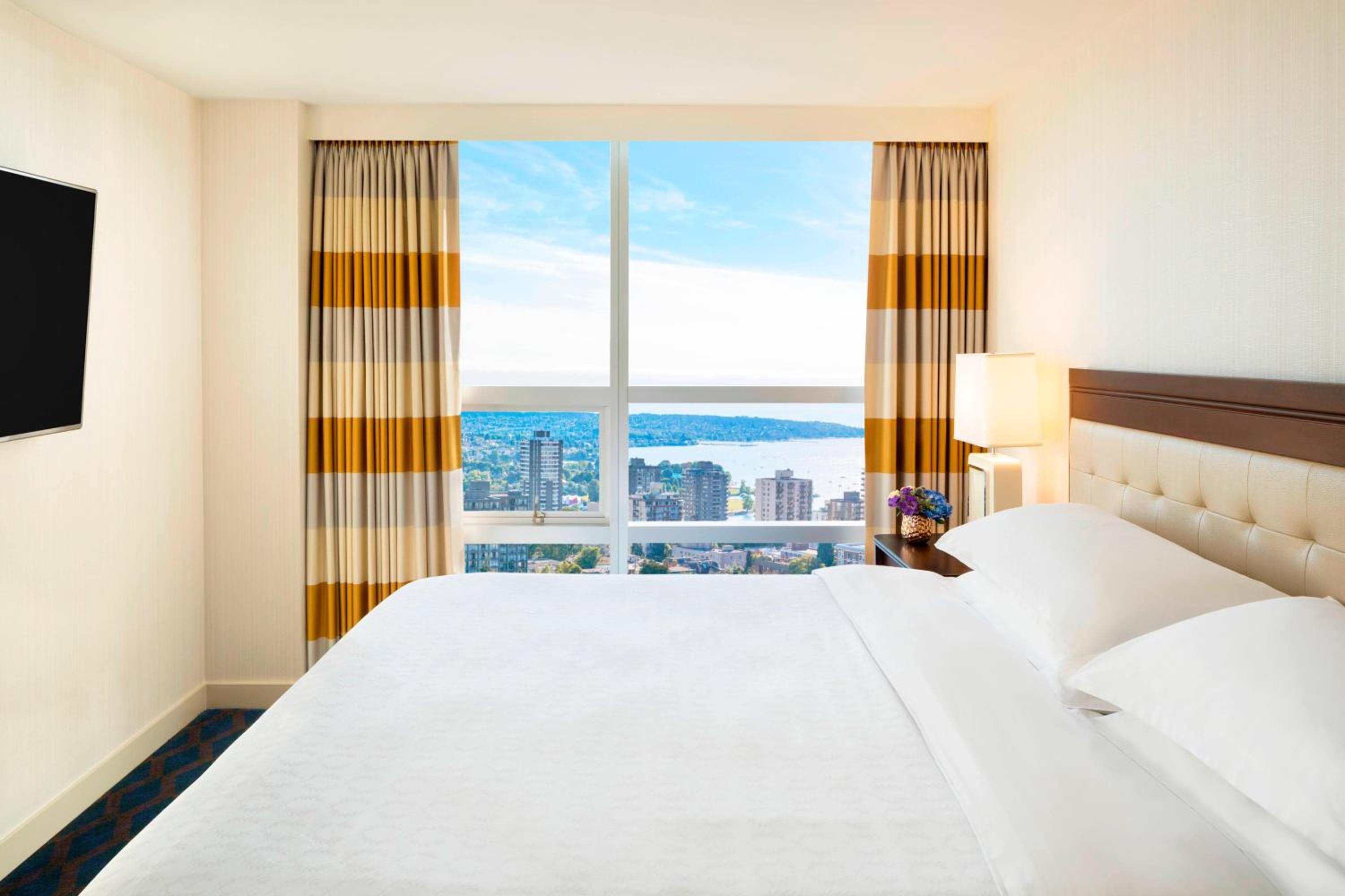 Two-Bedroom Suite - High Floor/Club Lounge Access - Photo 7