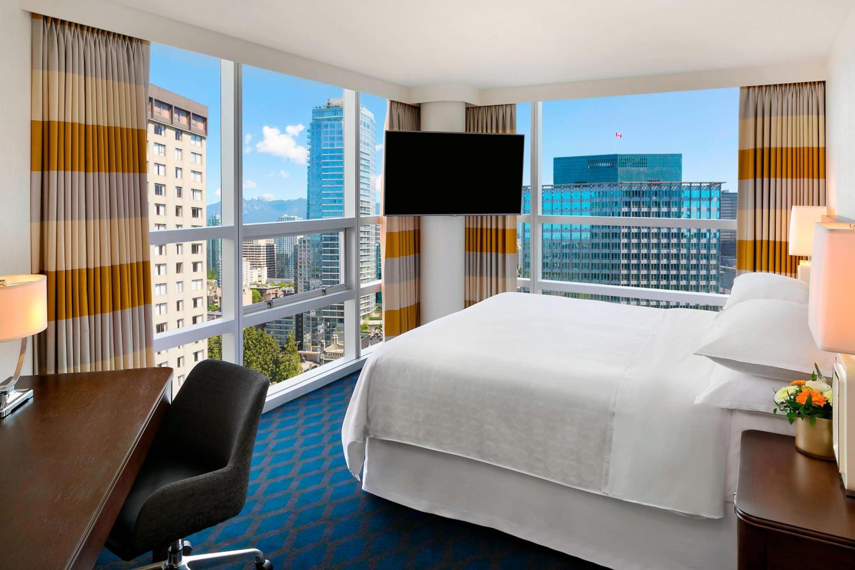 Large Deluxe King Room with Two King Beds - High Floor - Photo 3
