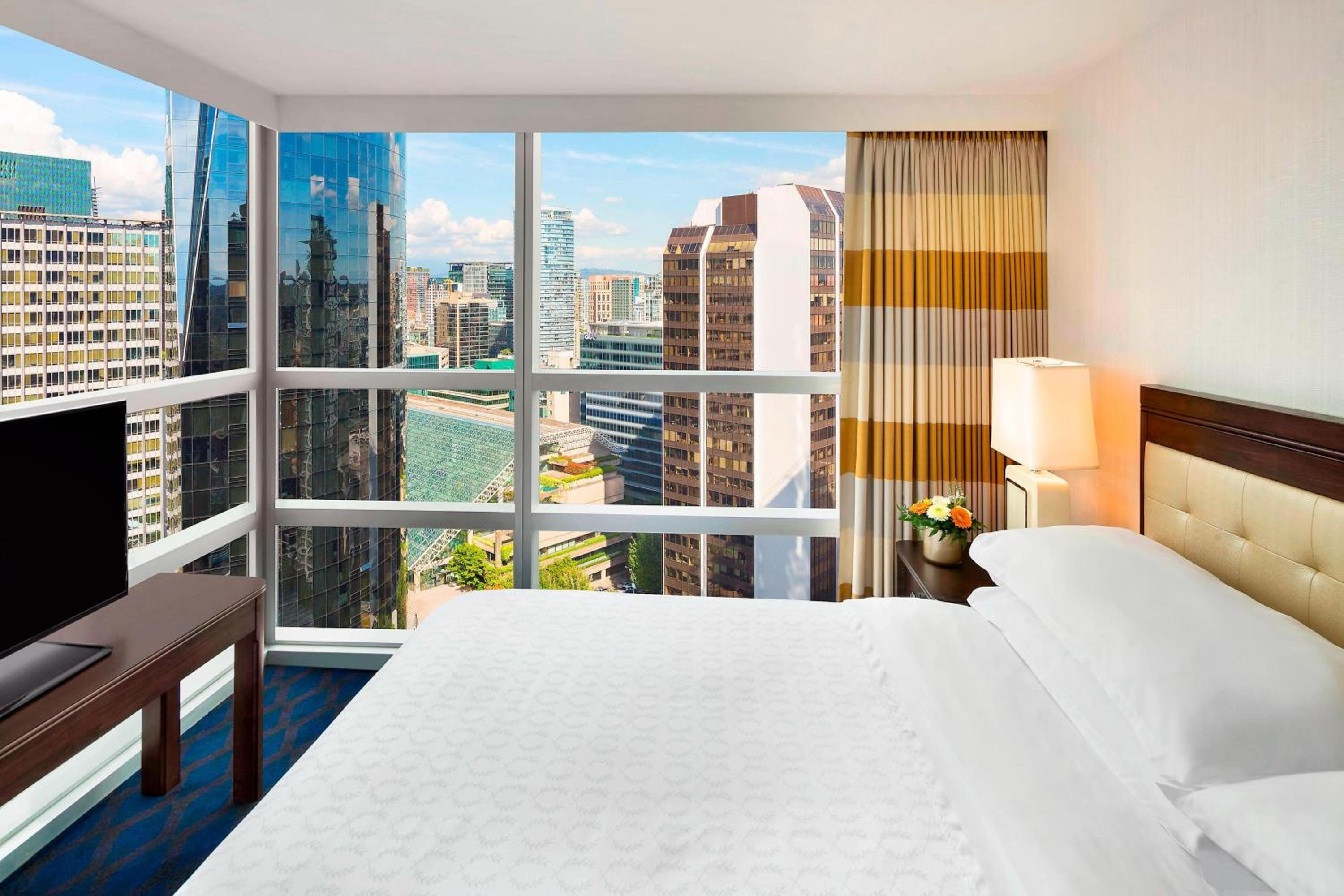 Large Deluxe King Room with Two King Beds - High Floor - Photo 2