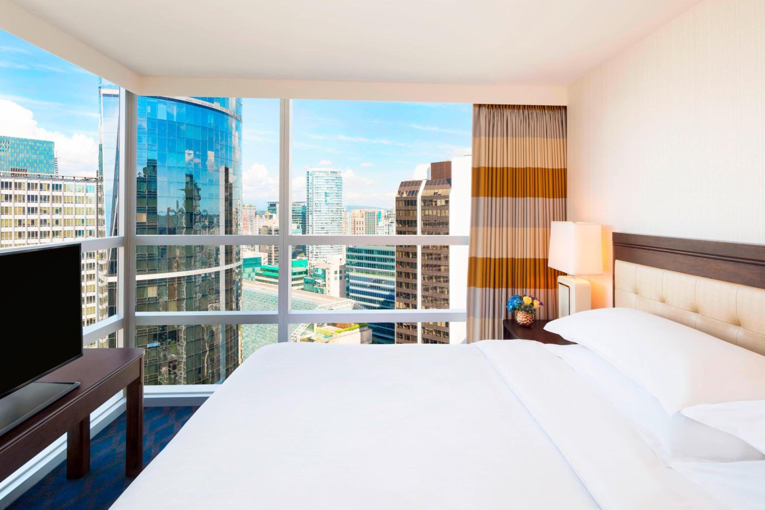One-Bedroom King Suite - High Floor/Club Lounge Access - Photo 5
