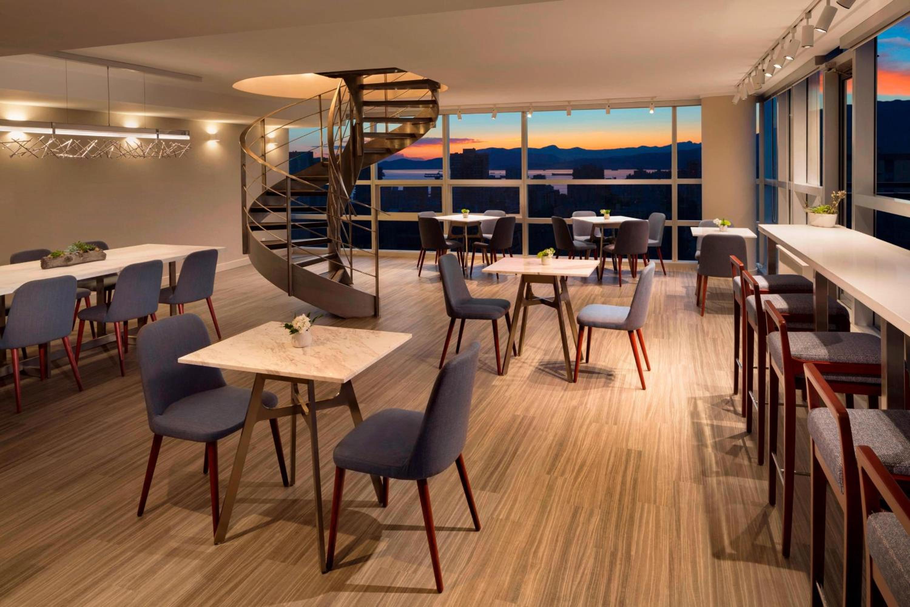 One-Bedroom King Suite - High Floor/Club Lounge Access - Photo 3