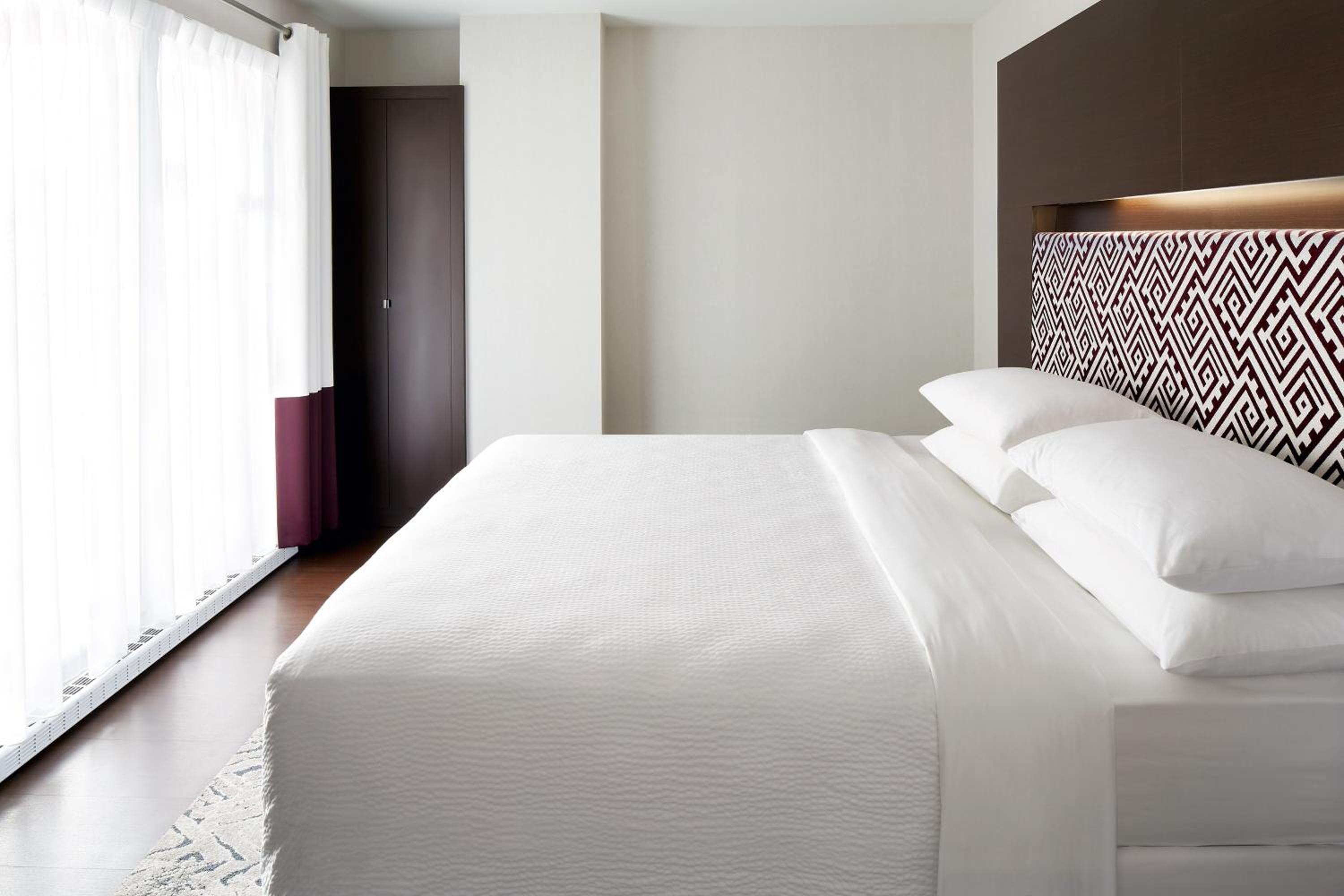 1 Bedroom Executive Suite, 1 King, Sofa bed - Photo 3