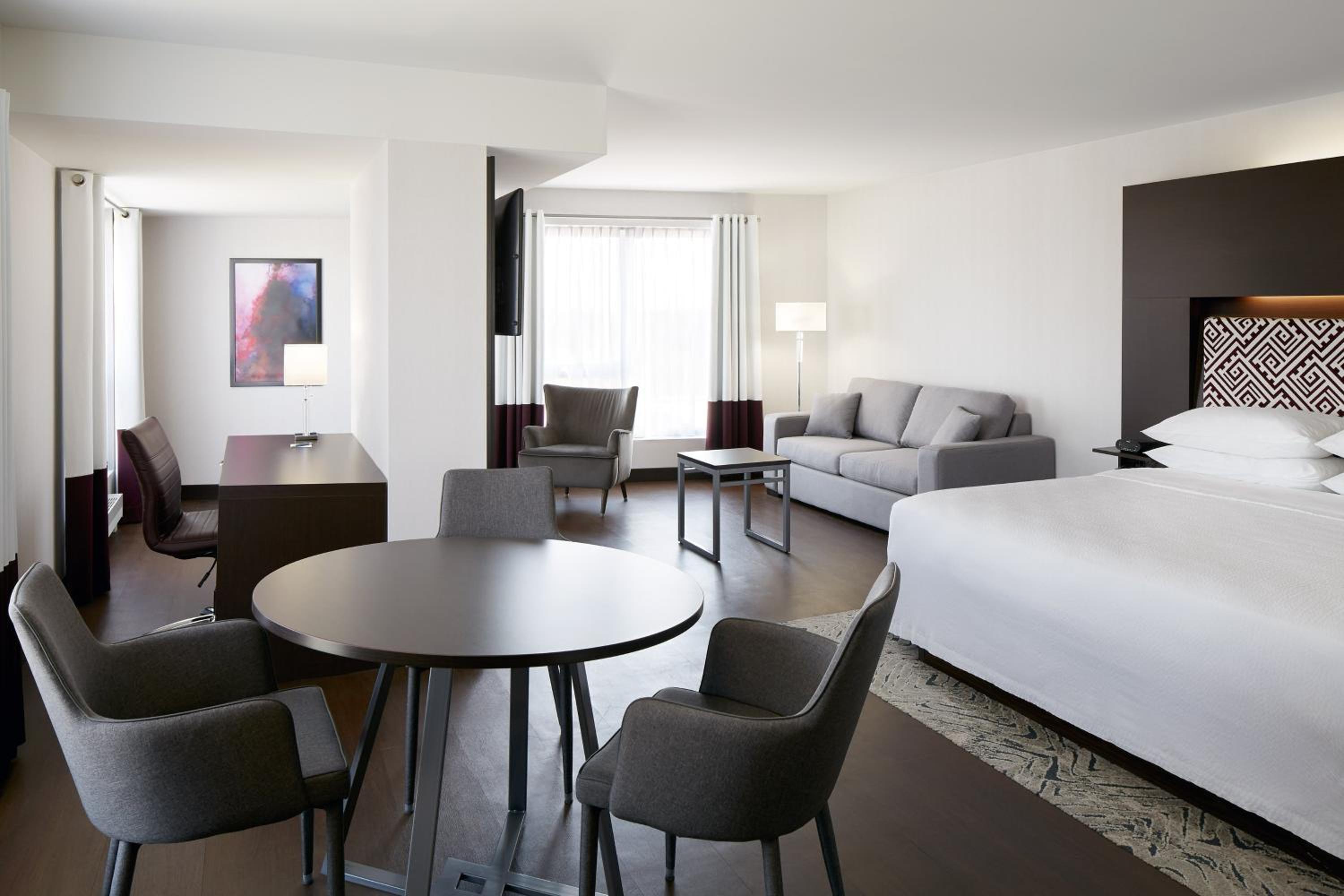 1 Bedroom Junior Suite, 1 King, Sofa bed  - Photo 2