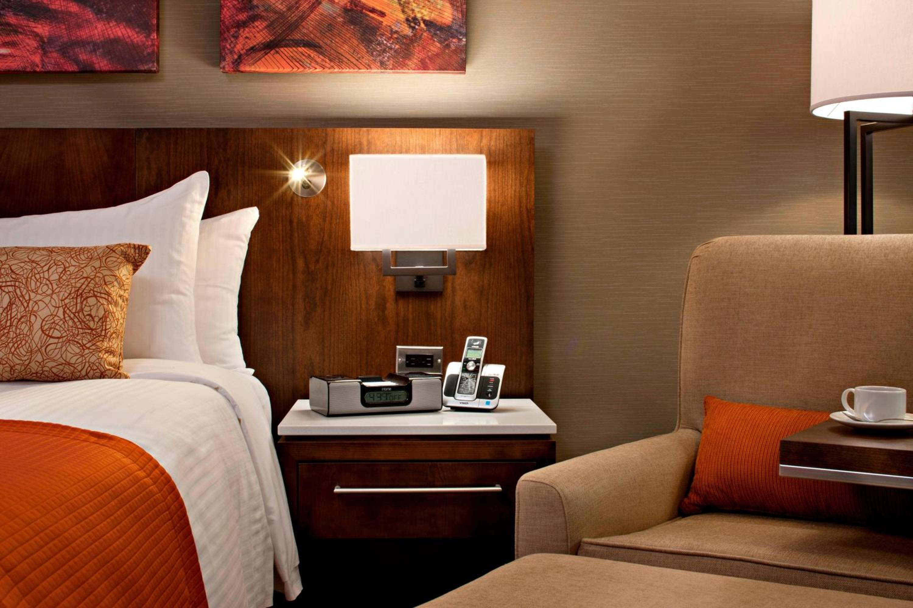 Deluxe, Guest room, 1 Queen bunk, Atrium Building