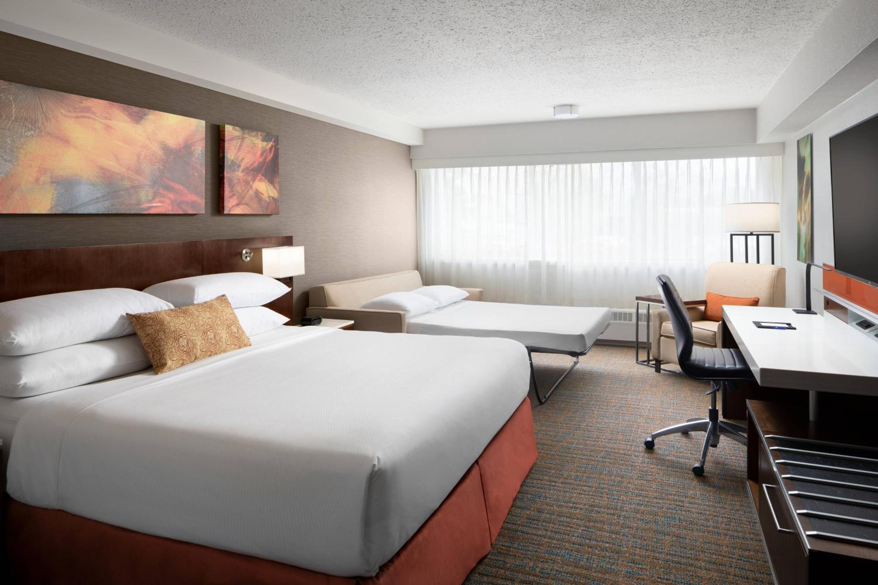 Deluxe King Room with Sofa Bed thumbnail 6